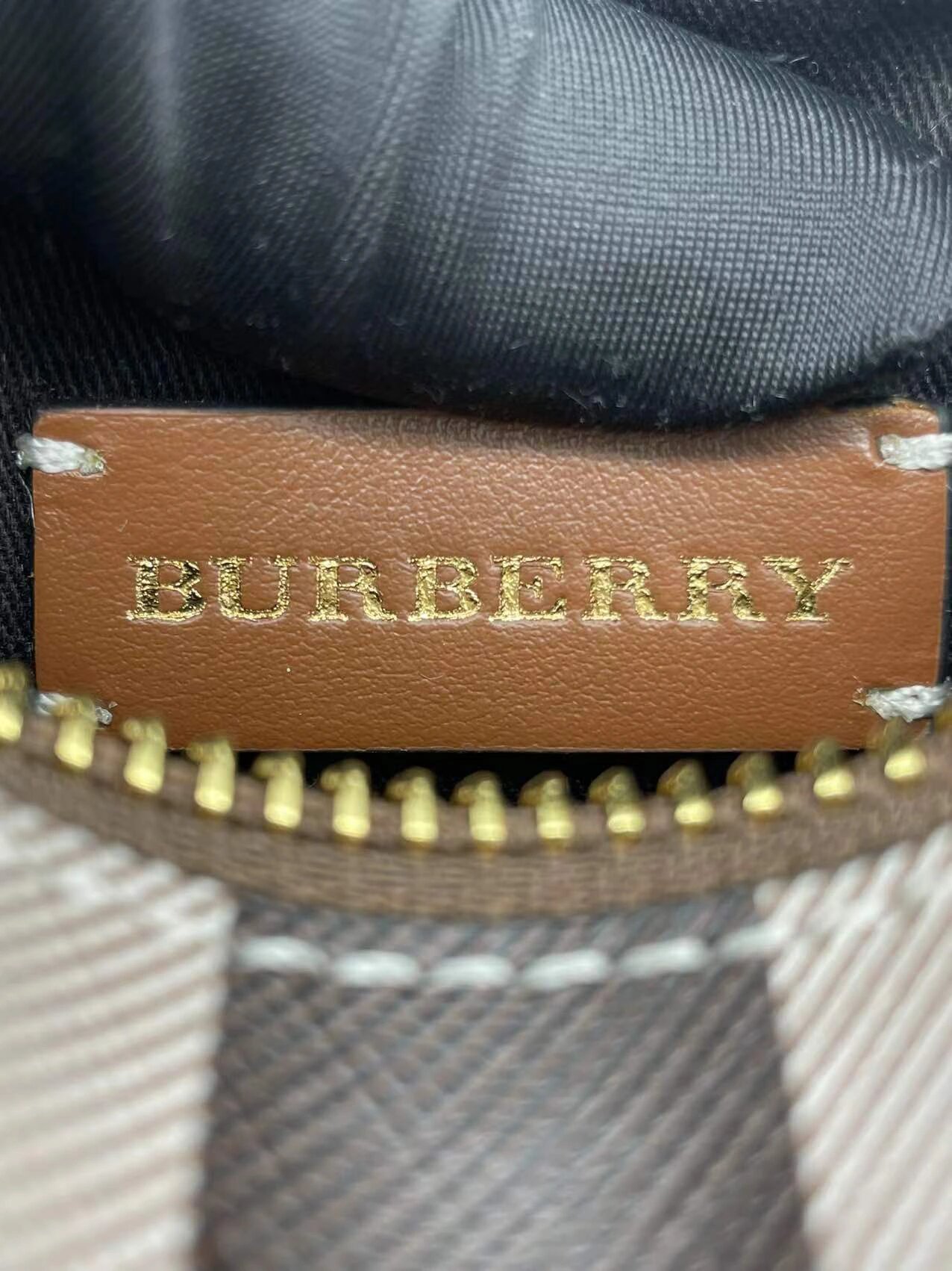 今日分享一组burberry包包鉴定真假图