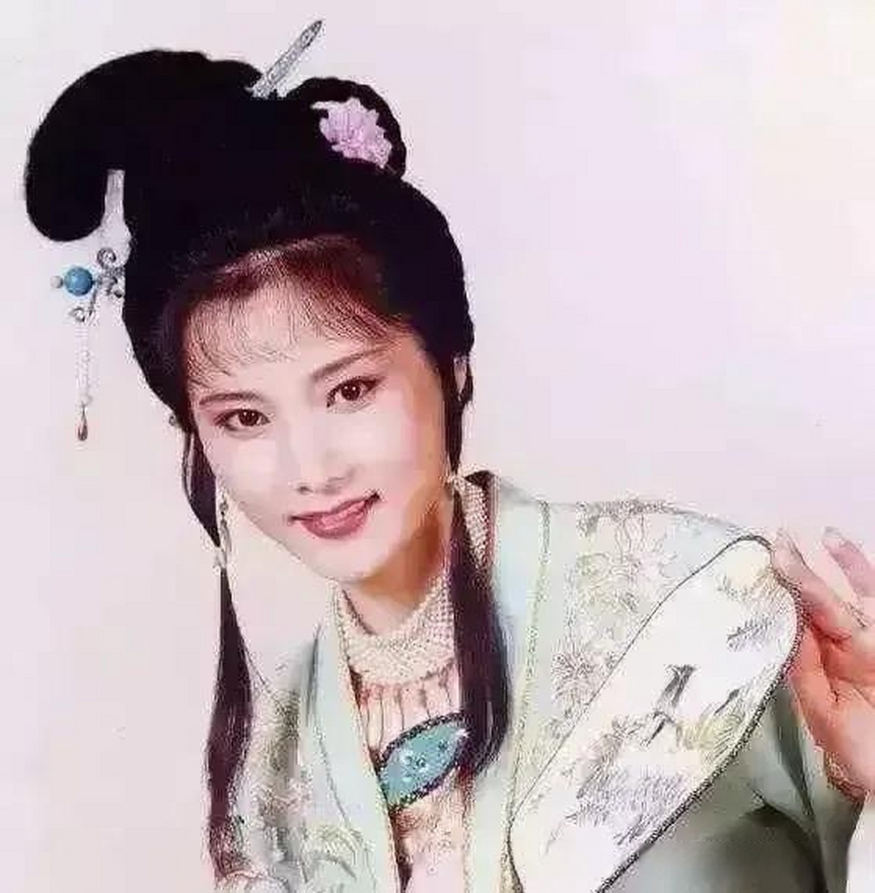 穿婚纱的何赛飞真的太美了,被郭涛搂着,郭涛身穿黑色西装,一个帅气的