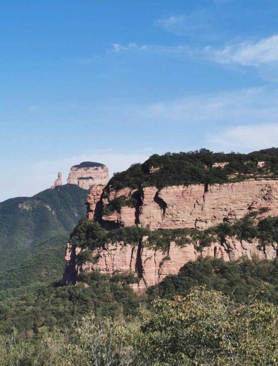 嶂石岩风景区,素有"百里赤壁,万丈红峻"之称,被 称为"燕赵自然宝库"