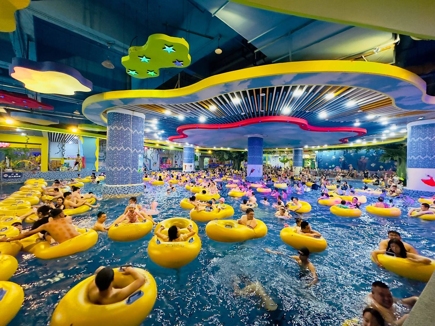 万家惠欢乐世界之水世界      您的夏日旅行清单里,少不了这么一处