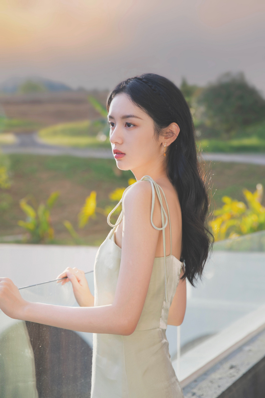 周也夏日纯色吊带甜美写真图集