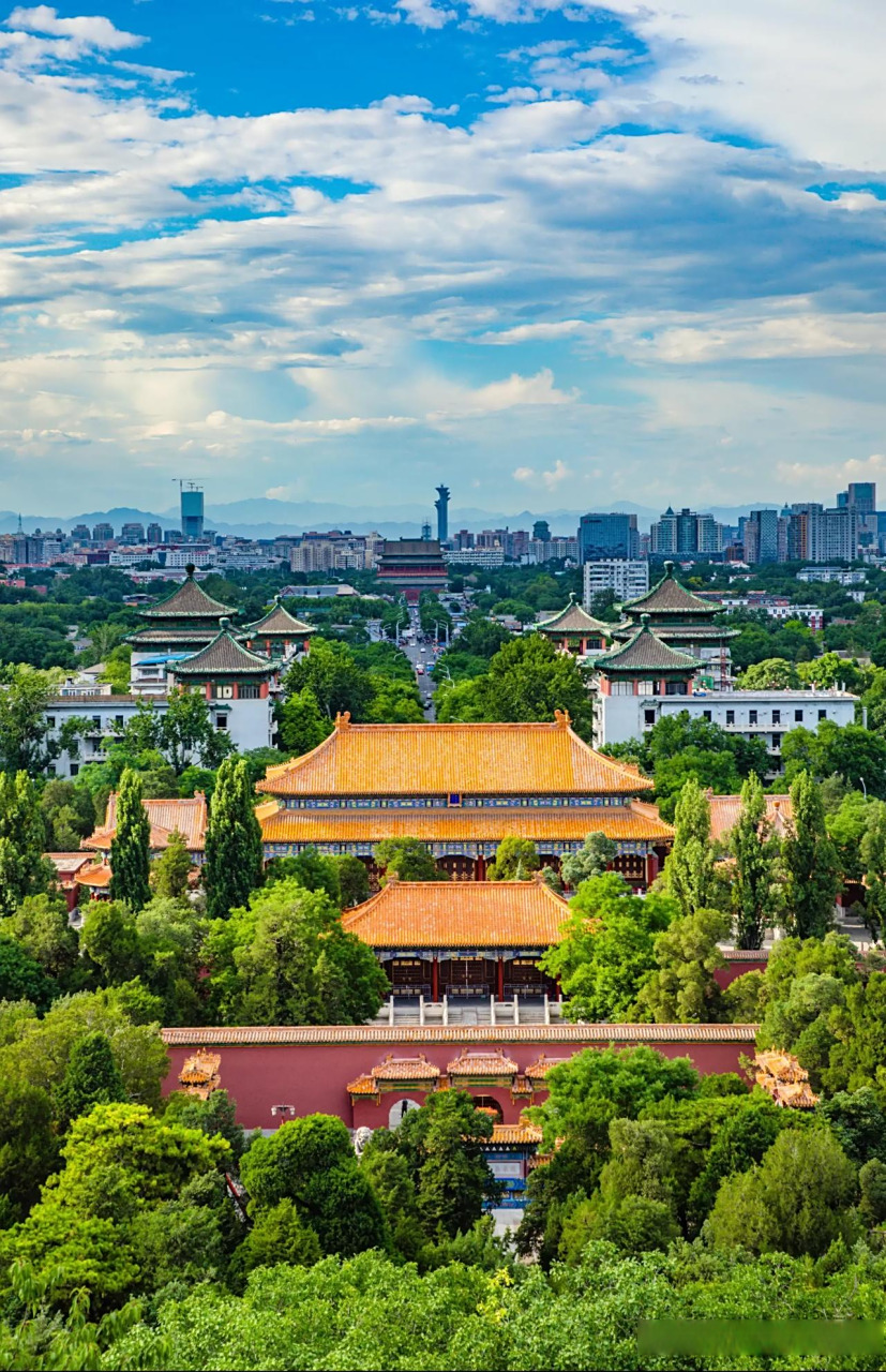 紫禁之巅 《俯瞰北京中轴线》 鸟瞰故宫四四方, 绿树红墙沐晴光, 昔为