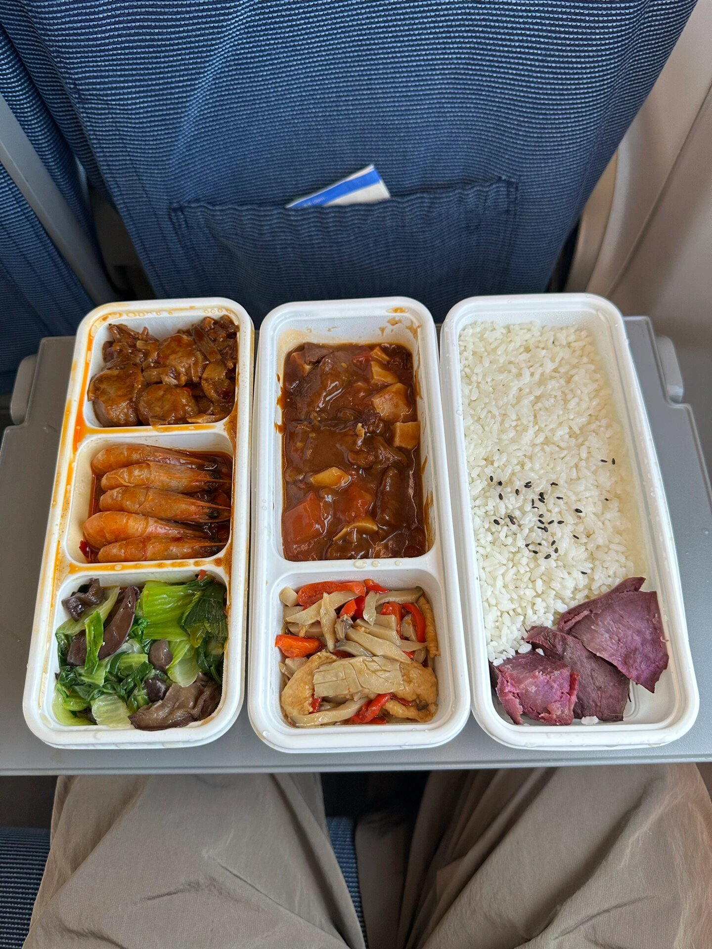高铁80块钱的盒饭吃了 早上忘了吃早饭 上车肚子咕咕叫 遂点饭之 食之