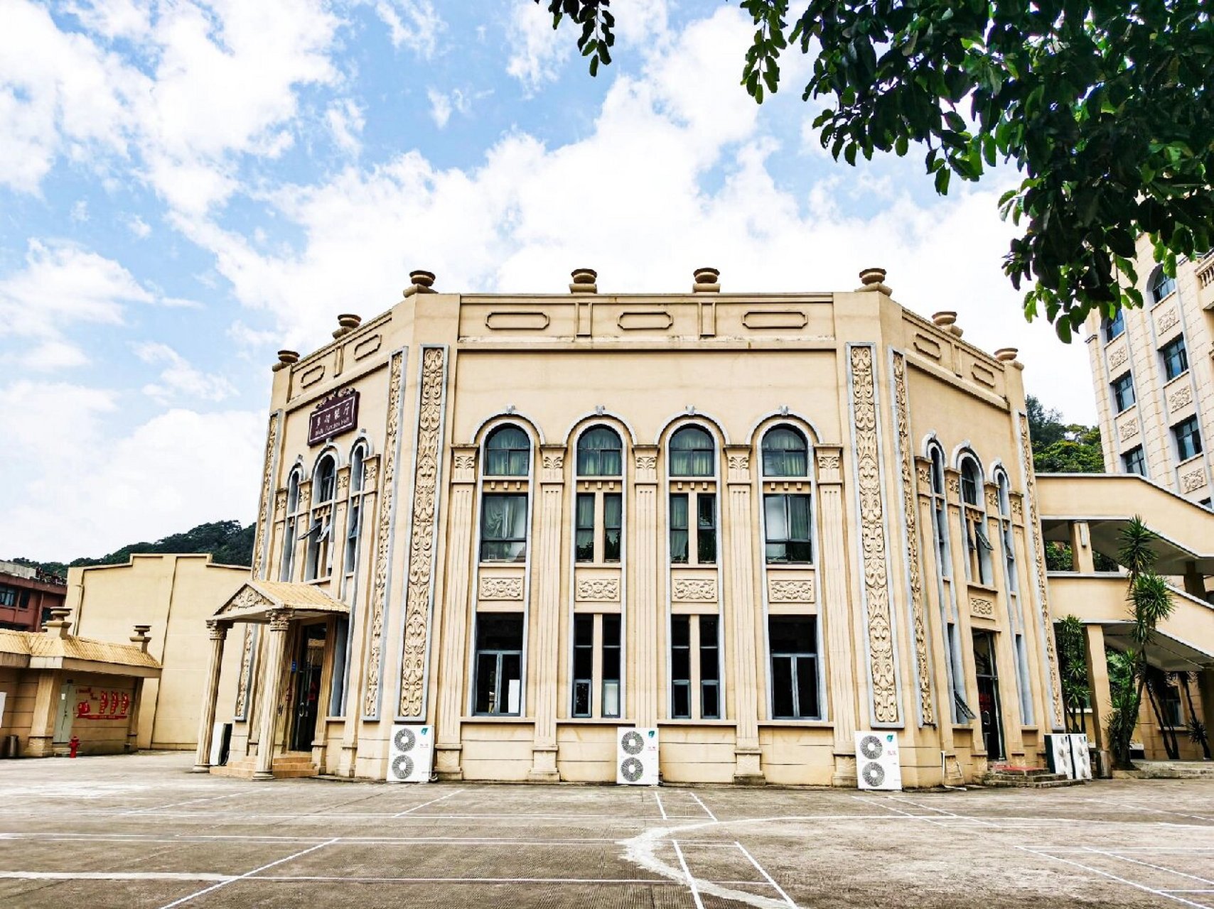 福州辅仁学校校园环境 六人间,上铺下桌, 独立卫浴,空调洗衣机等皆