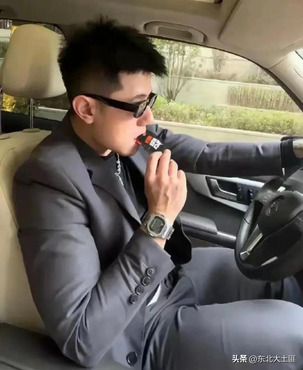 帅男人,开车也是一种享受.