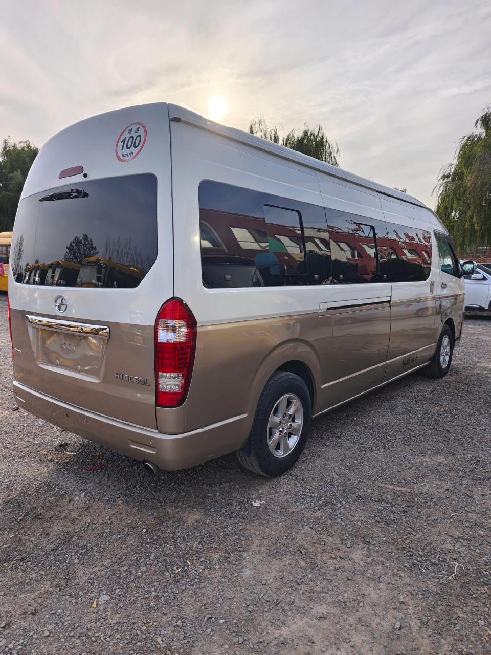 16年12月上牌九龙18座国五柴油3.0发动机原车漆皮革大座椅