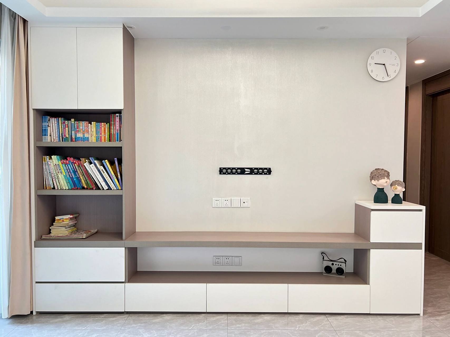 广州全屋定制|自然温馨的电视柜 造型特别的凹字型设计,无把手简约