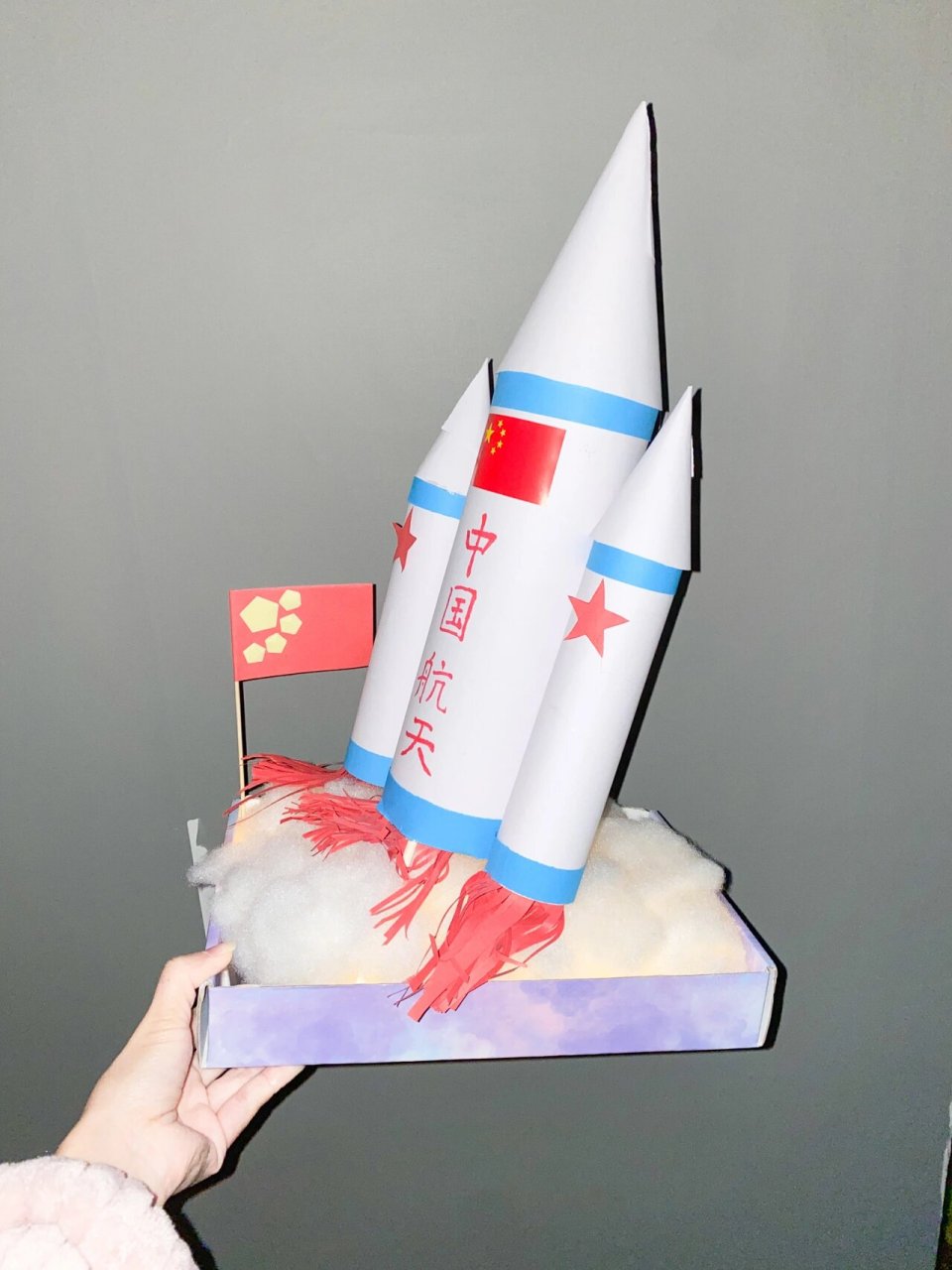 新年幼儿园亲子手工-航空火箭附教程 材料:一个大一些的矿泉水瓶子,4