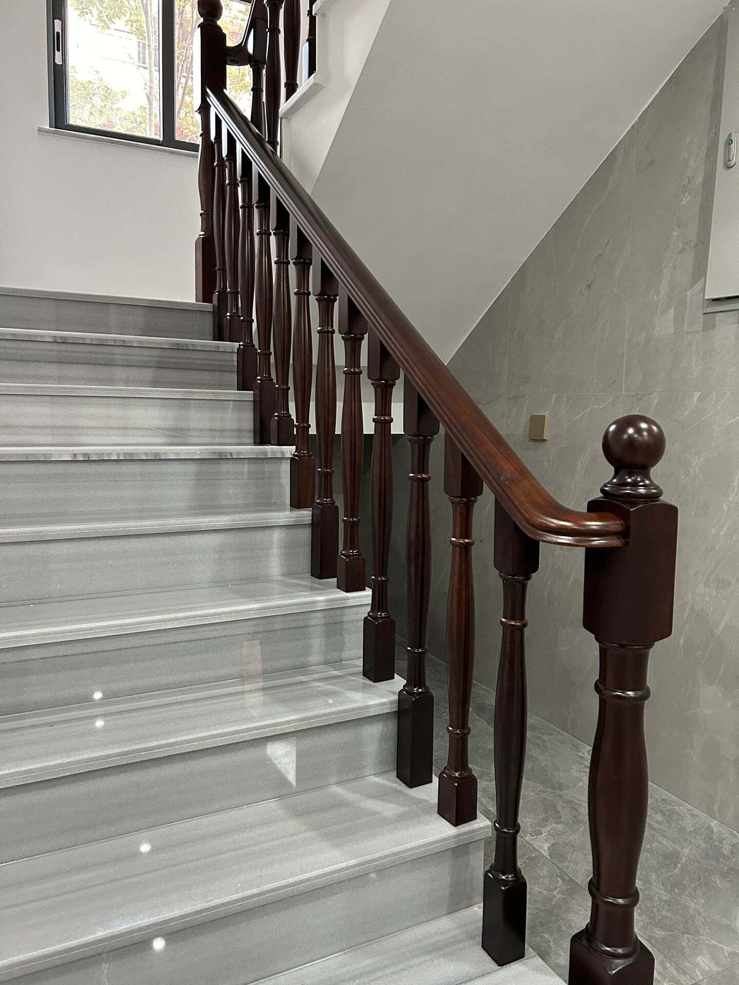 沙比利实木扶手 沙比利实木扶手 这么漂亮的楼梯扶手,你要不要来一套