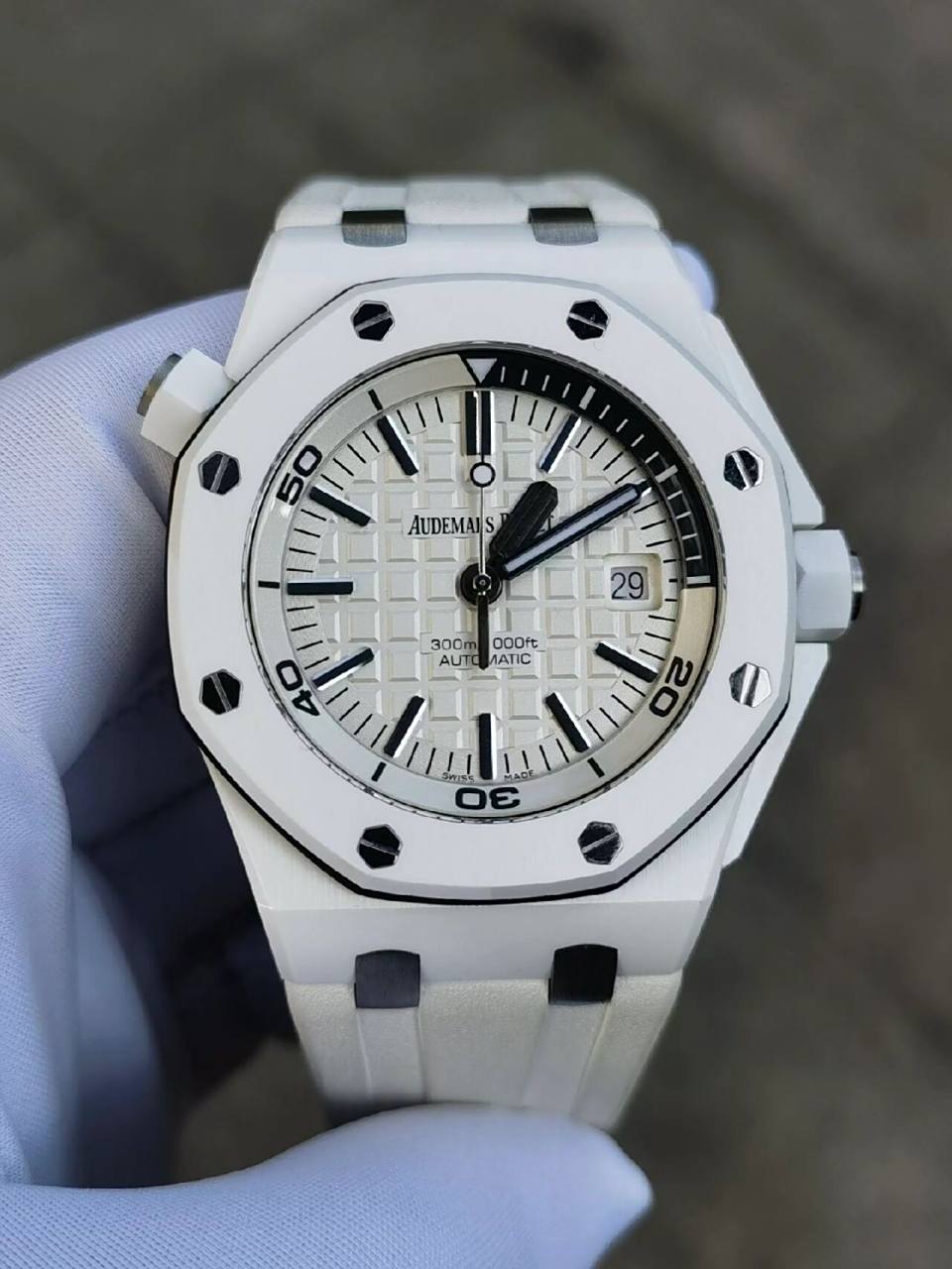 型号:15707cb 爱彼皇家橡树离岸系列 15707cb 42毫米口径白色陶瓷表壳