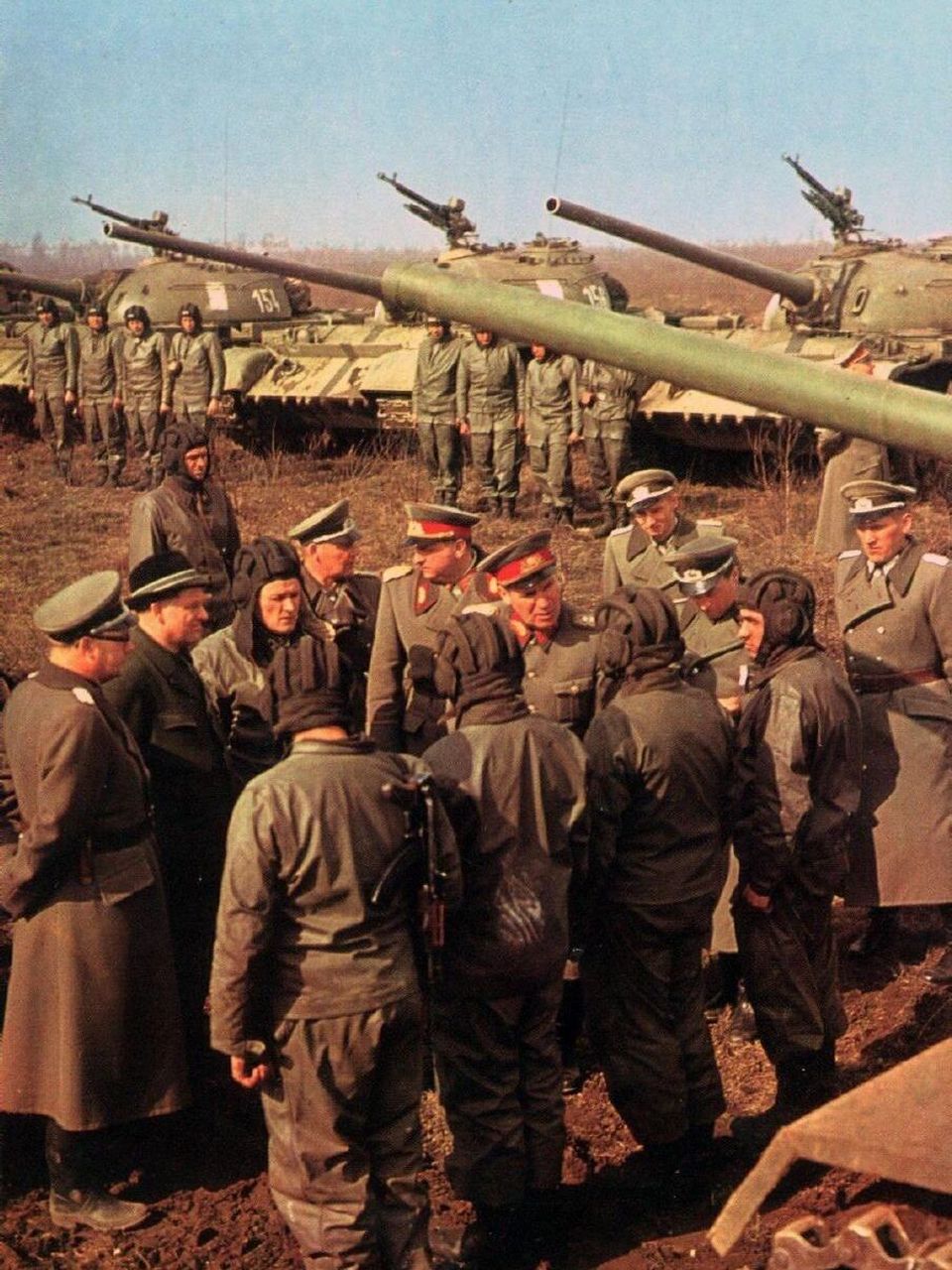 60年代的德军坦克部队 60年代,东德人民军的军官视察德军坦克部队