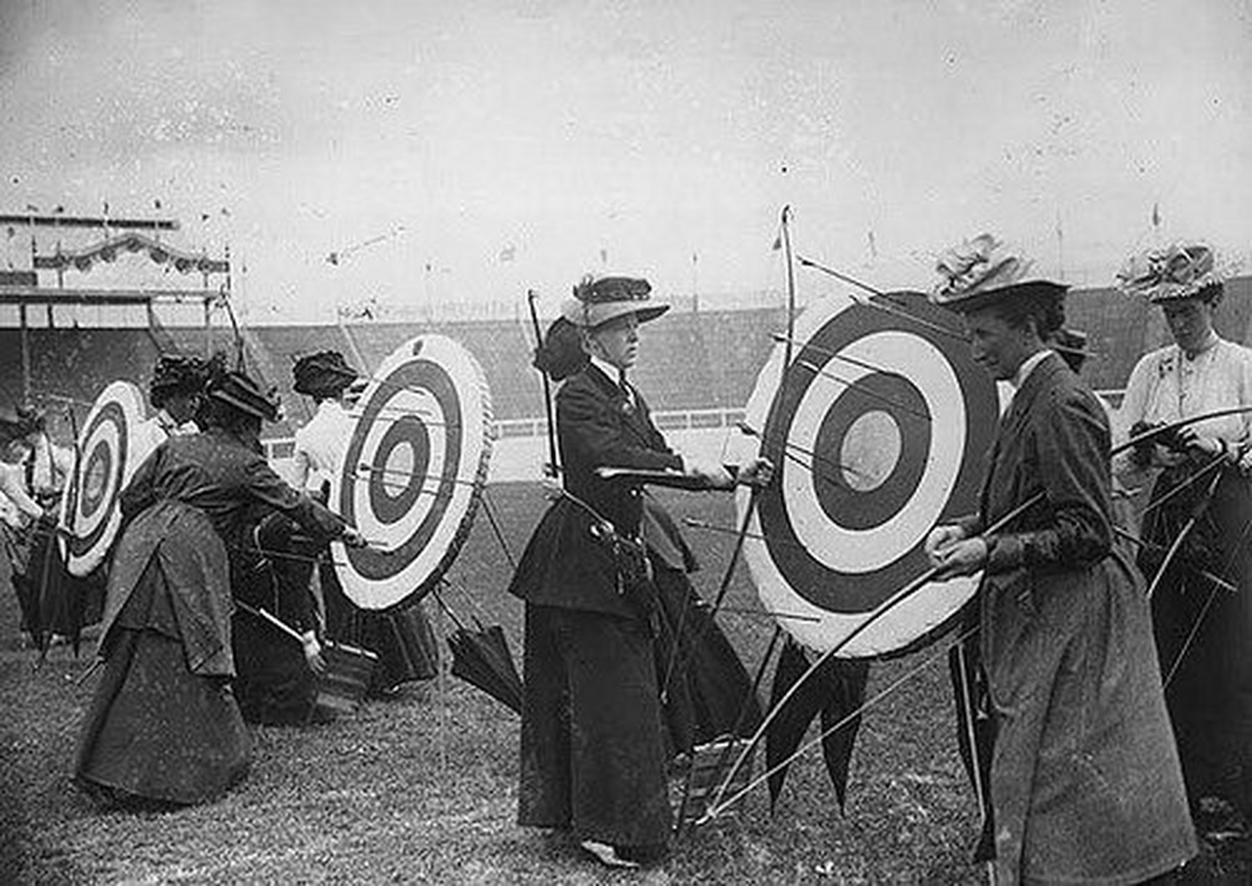 1908年伦敦奥运会女子射箭比赛,一个个寒冰的射箭技术有待提高啊