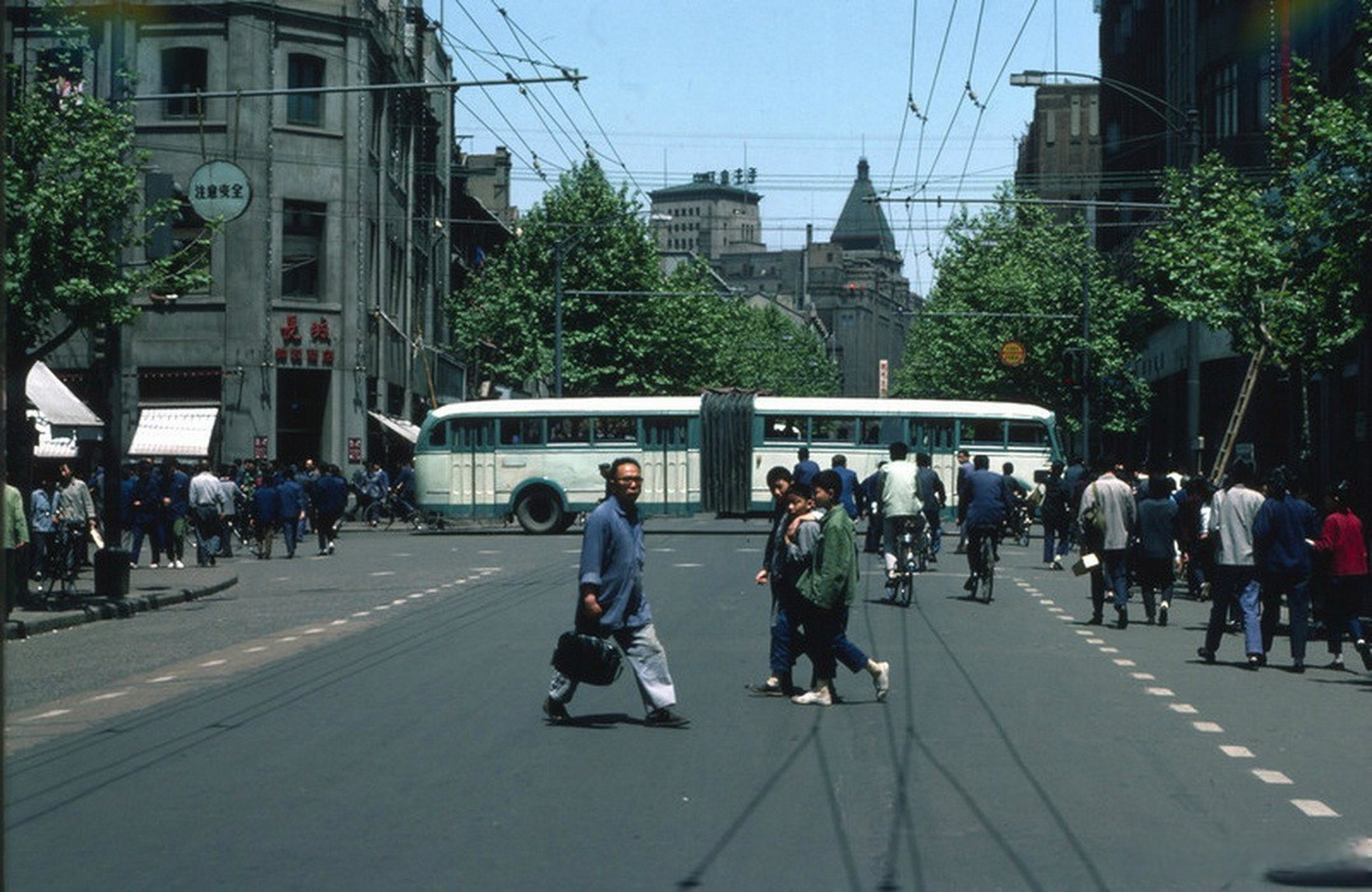1976年,中国第一大城市上海的街头