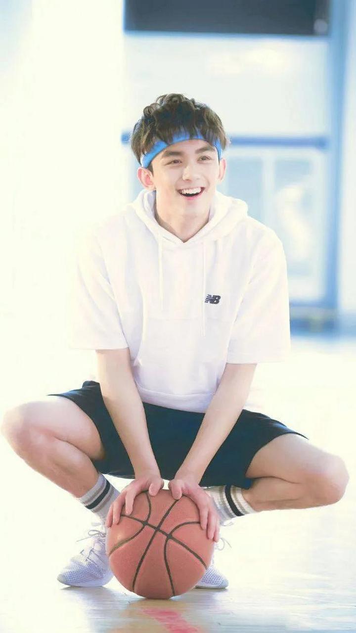 网友爆料吴磊脸部烫伤 这么努力,上进,可爱,帅气的小伙,希望网传的