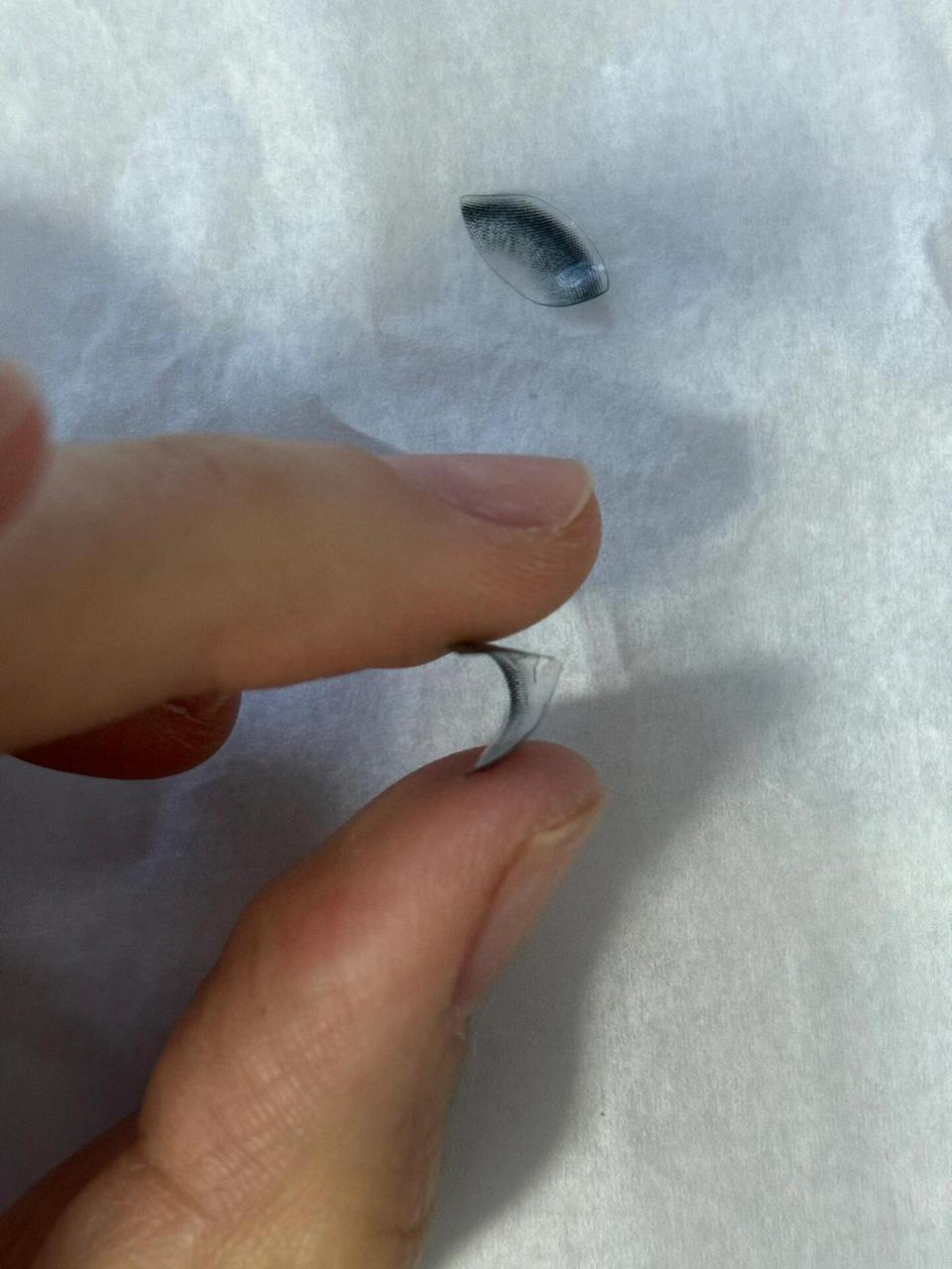 拉拜诗 今天刚到的美瞳,刚带了一下就放盒里泡起来了,在看就碎了,商家