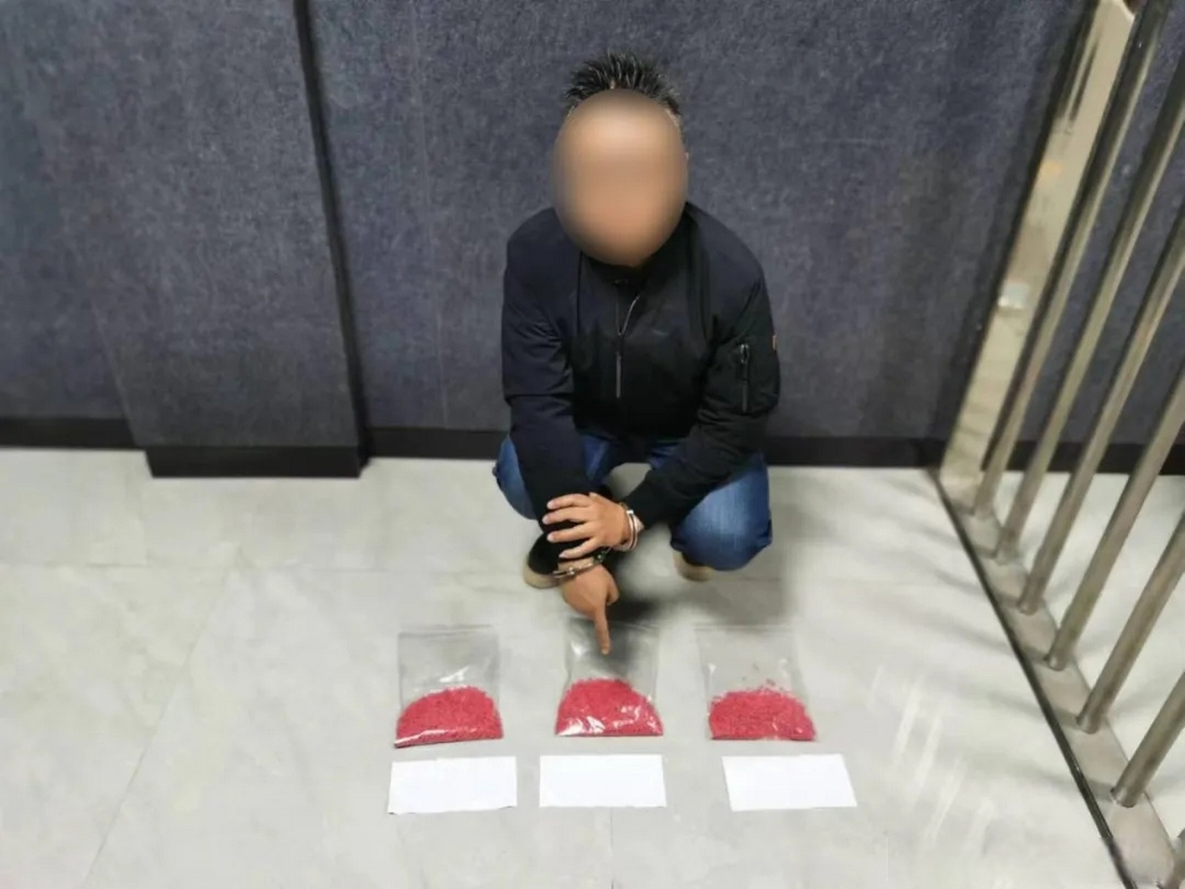 这是真实的抓捕毒贩现场……  真实的缉毒现场是什么样?