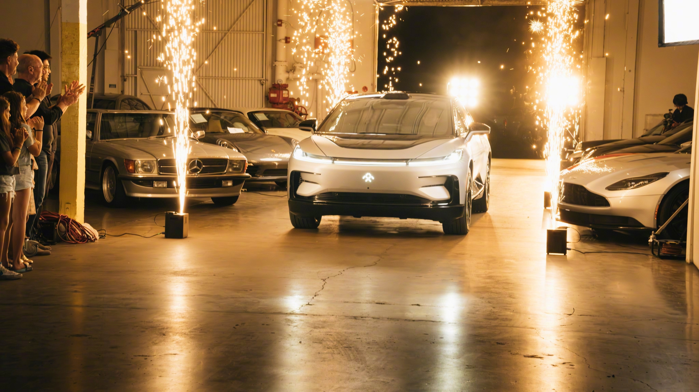 【#法拉第未来交付首辆ff91#,由贾跃亭亲自驾驶ff 91交付给用户】  据