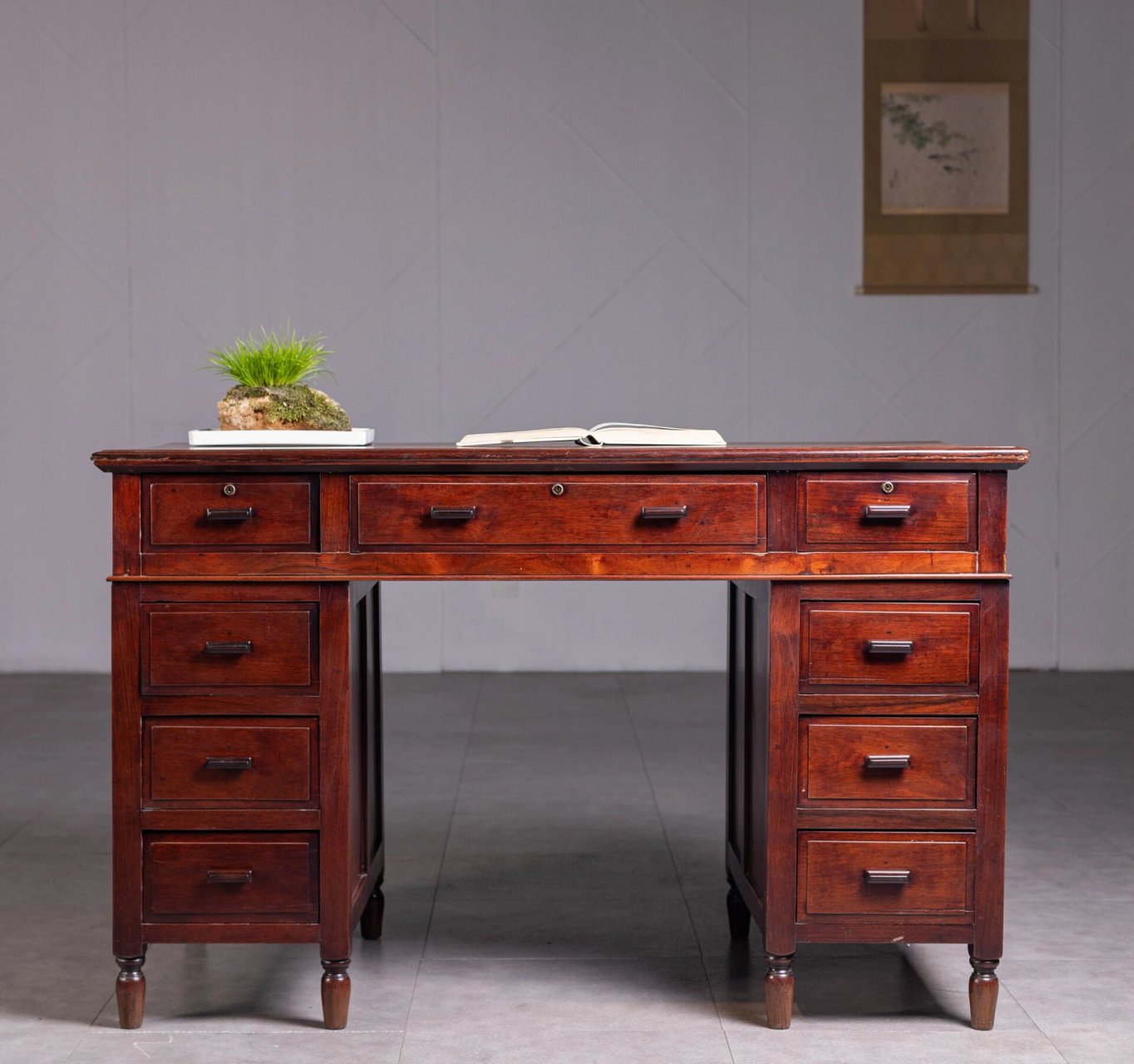 清晚民国 老红木大红酸枝三拼式写字台 【详情】:办公桌在家具中,是一