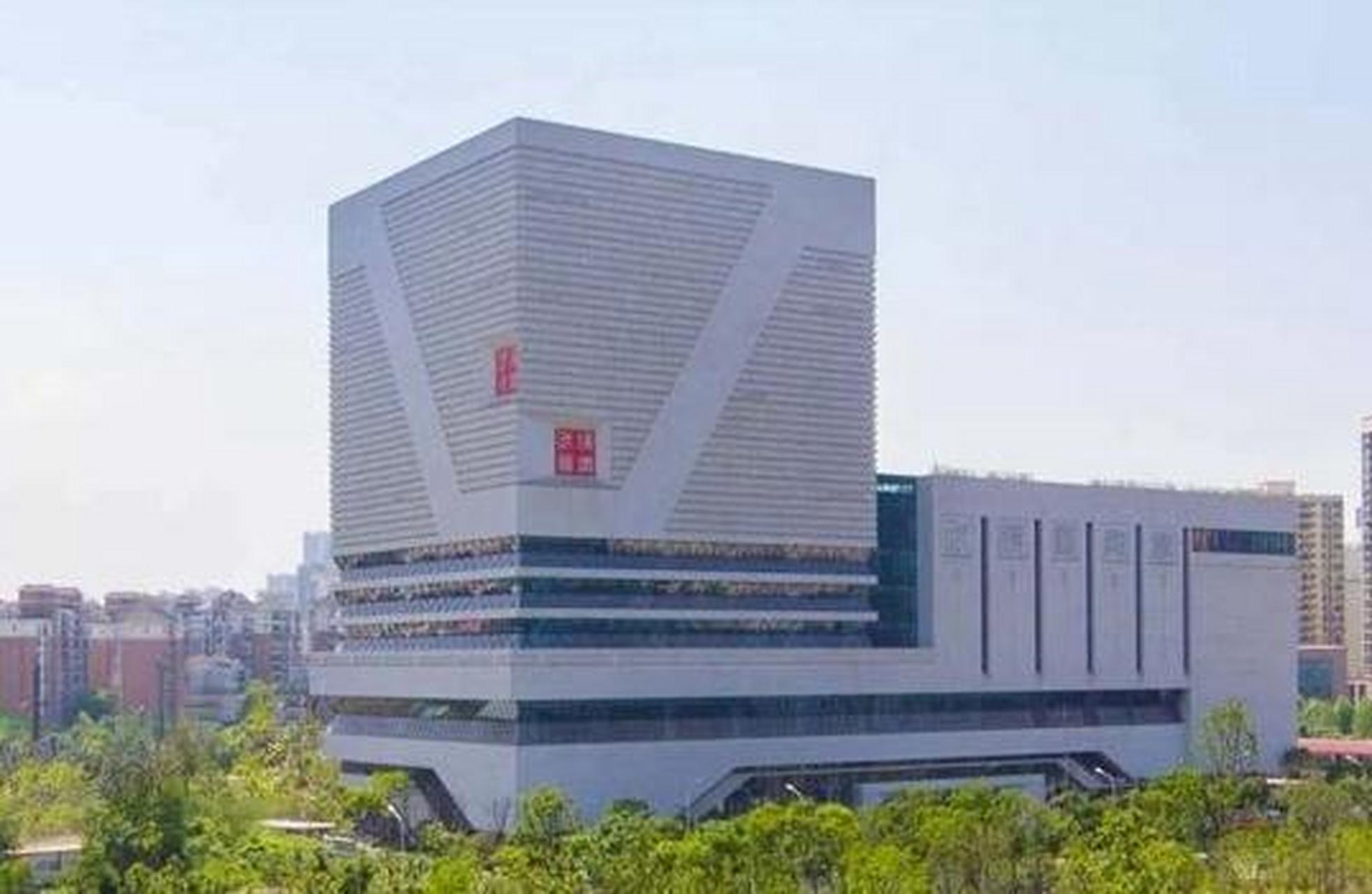 武汉档案馆(旧馆)位于武汉市江岸区解放公园路42号,新馆位于湖北省