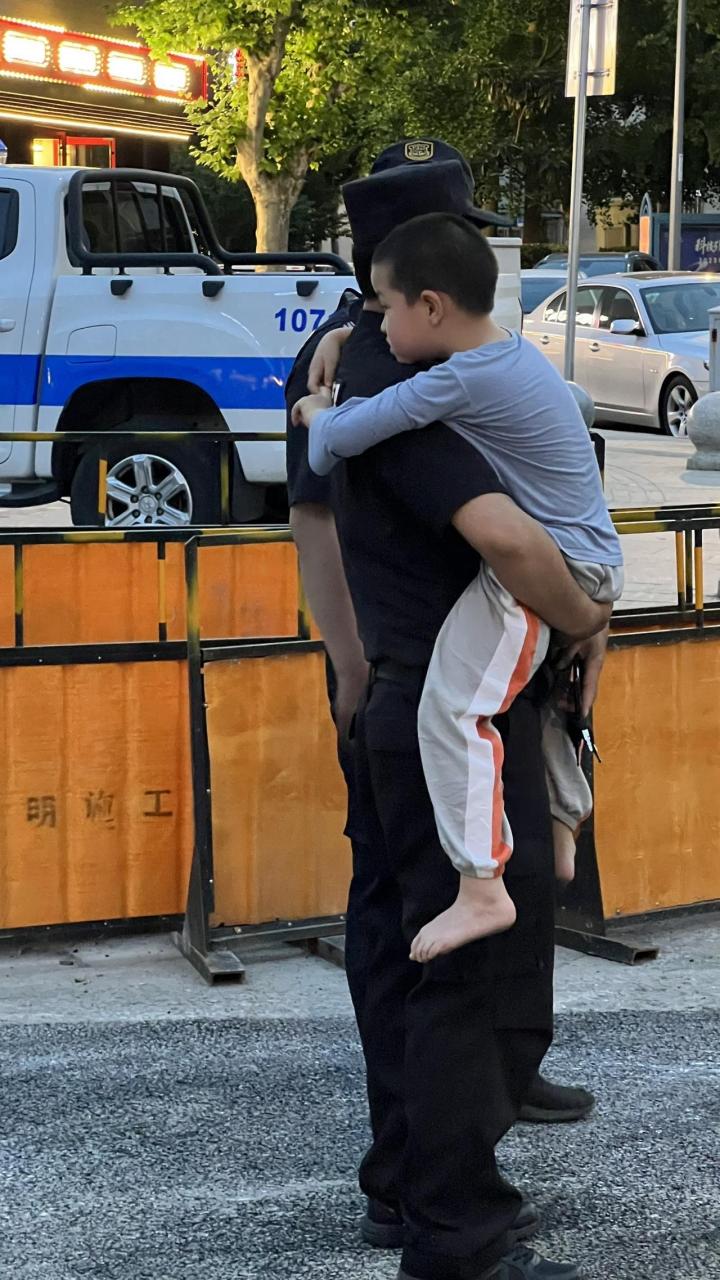 谁家的孩子走丢了,光着脚走在马路上.
