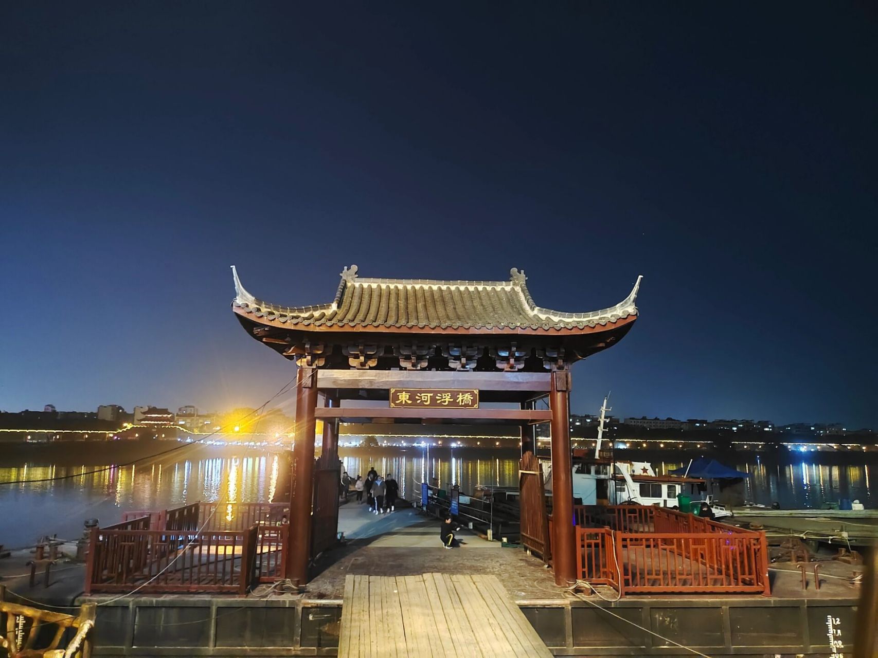 赣州古浮桥古城墙夜景 来赣州玩当然要来古城墙上走一走,吹一吹江南的