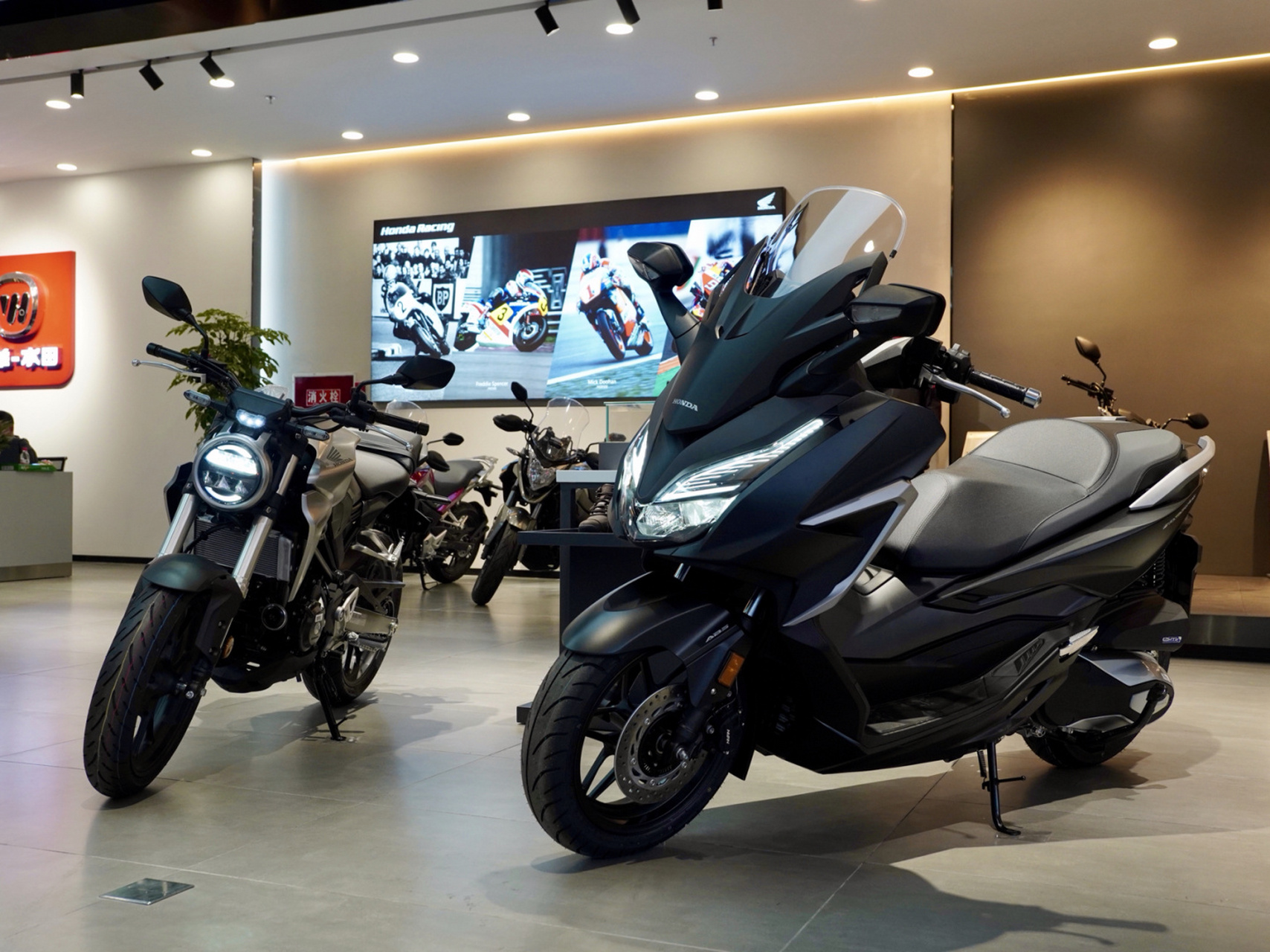 今天成都五羊本田honda wing店到了一台黑色的佛沙350(nss350)展车