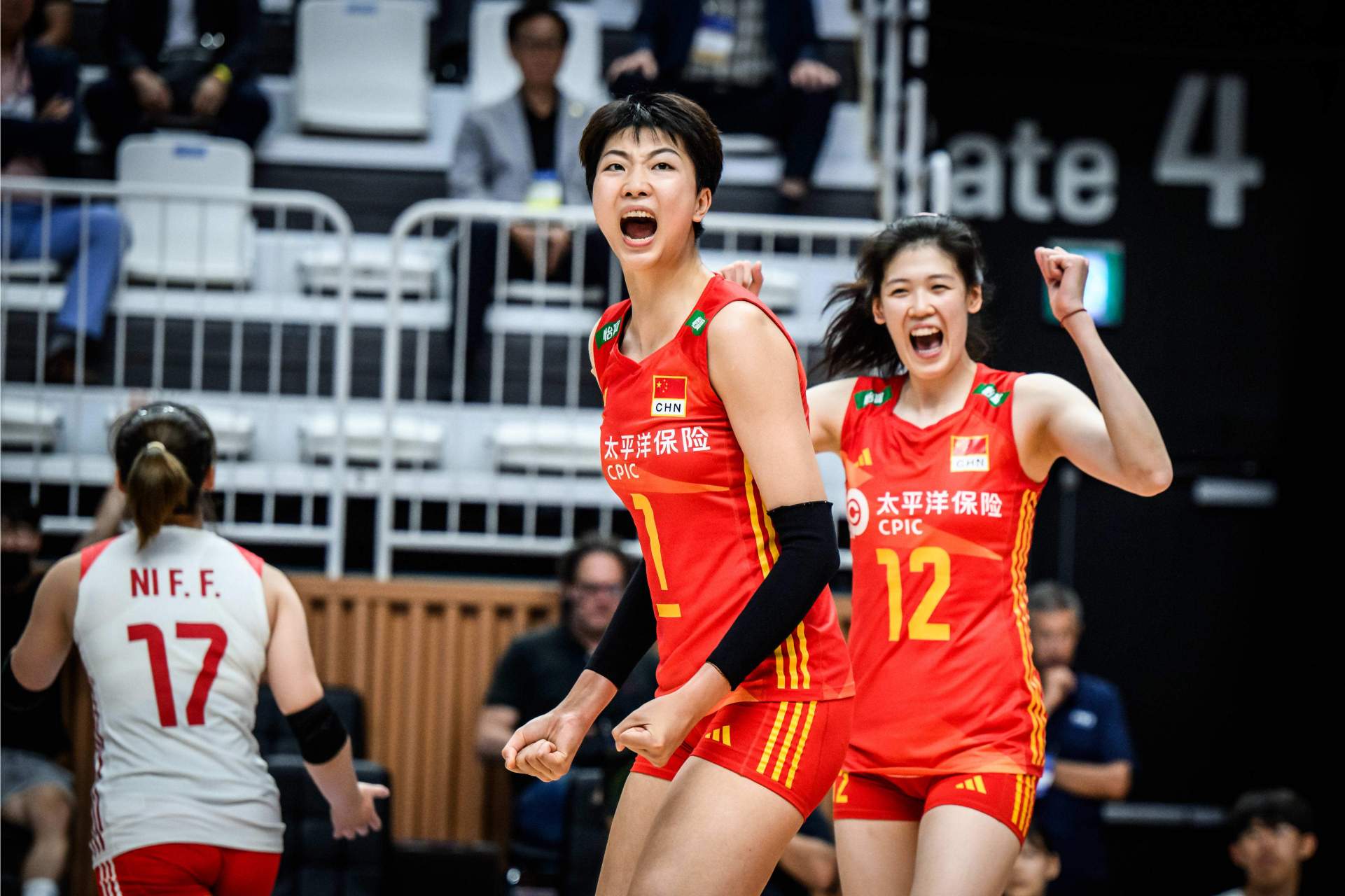 [话筒]  [照相机]来一组现场图,塞尔维亚女排实力强劲,中国女排在细节