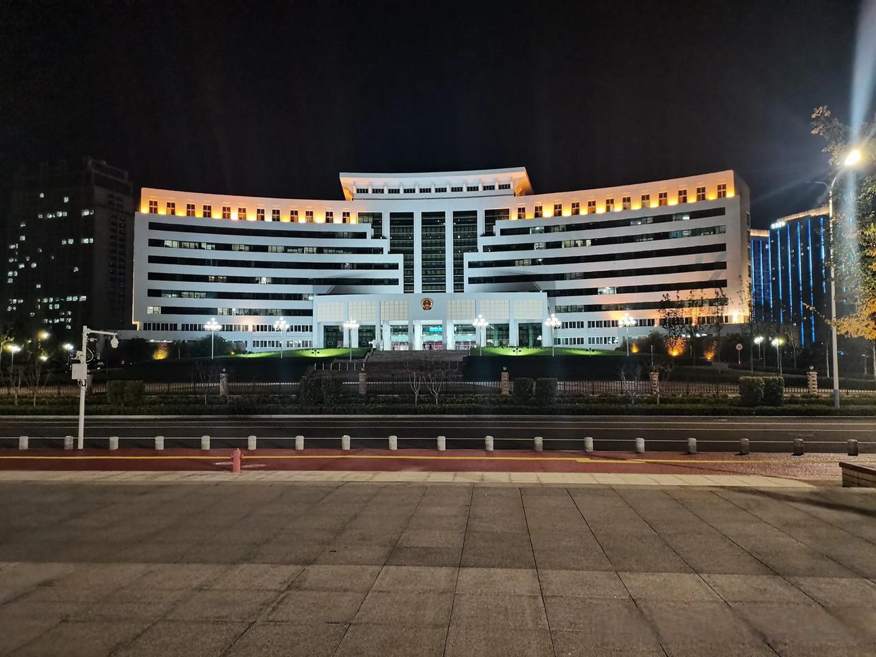 夜色中的烟台市政府大楼 烟台 烟台头条