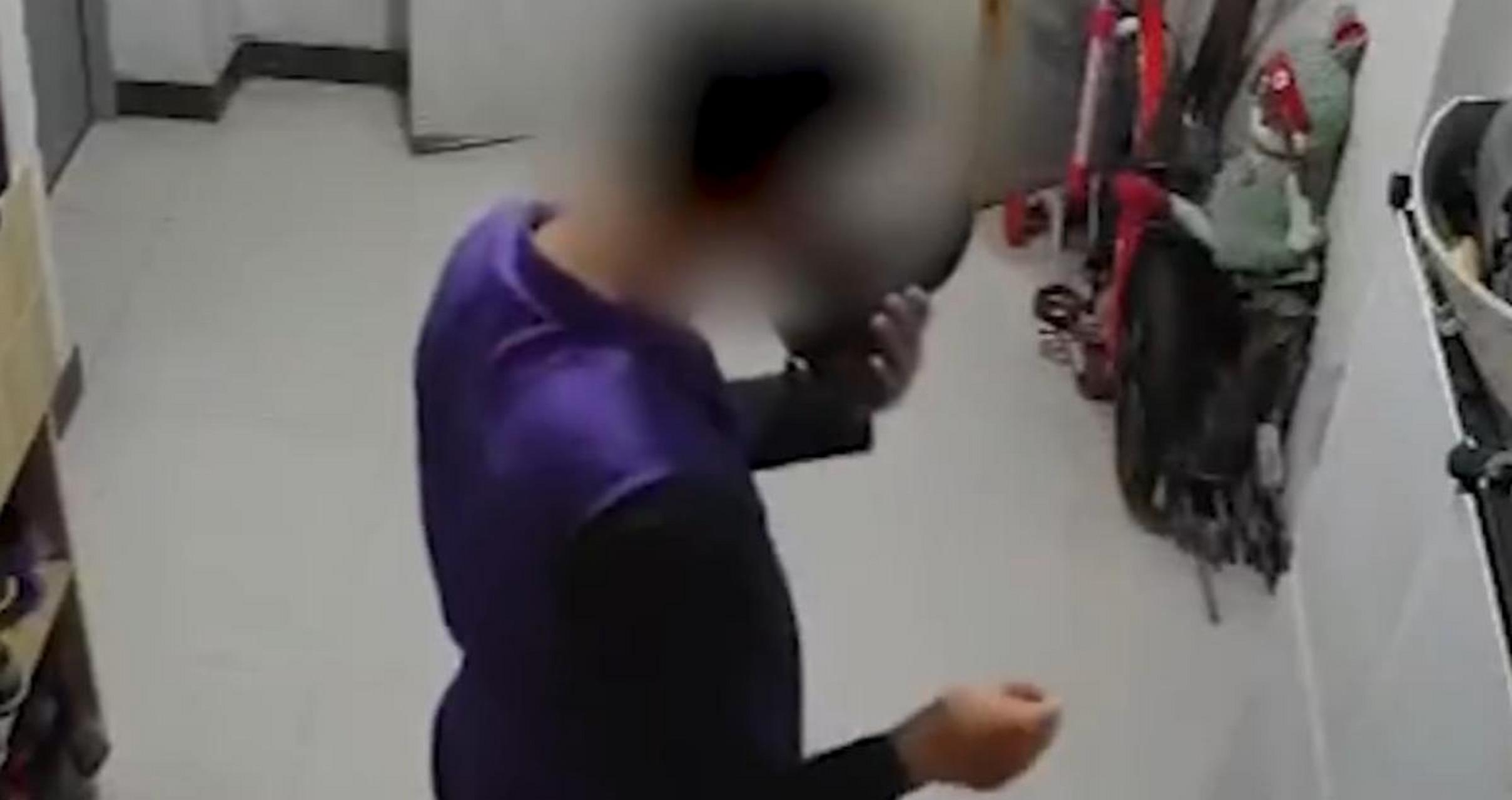 一男子多次在居民门口闻女鞋.