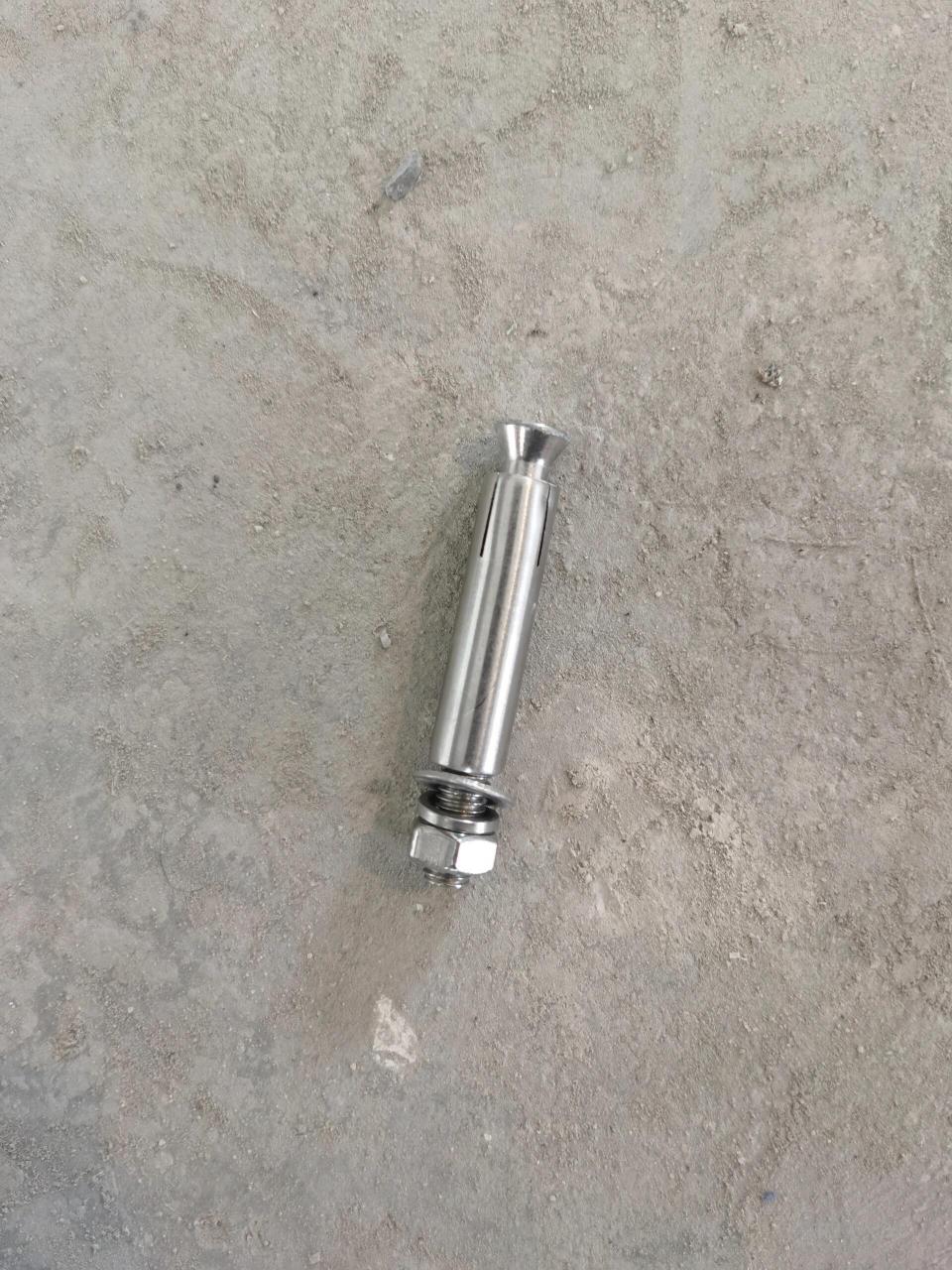 8个的膨胀螺丝选钻头,大多数说8个的用12的钻头,也有的说用10改的