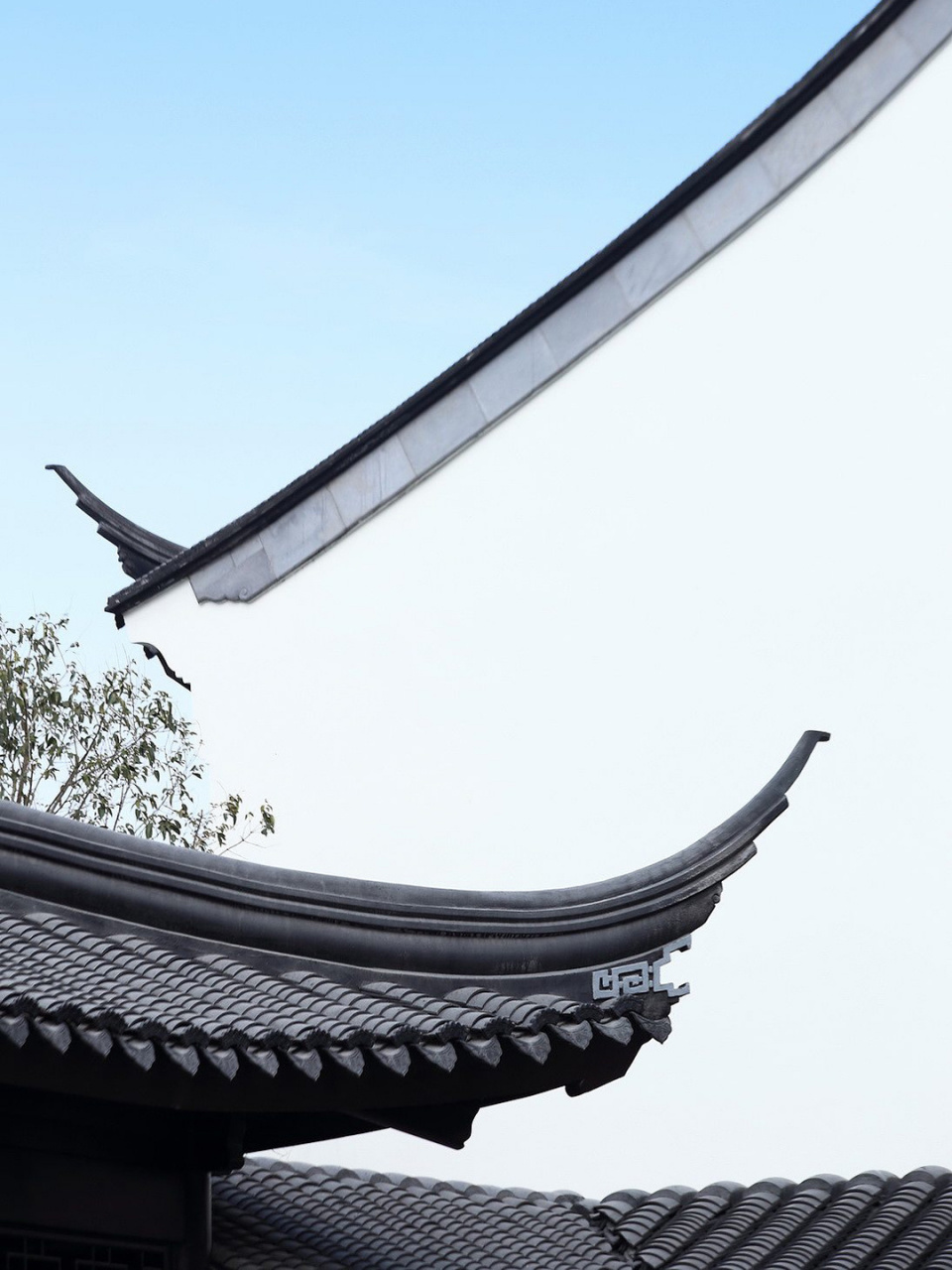 白墙青瓦,飞檐翘角,亭台阁楼,古色古香的江南庭院里,一张桌子,一把