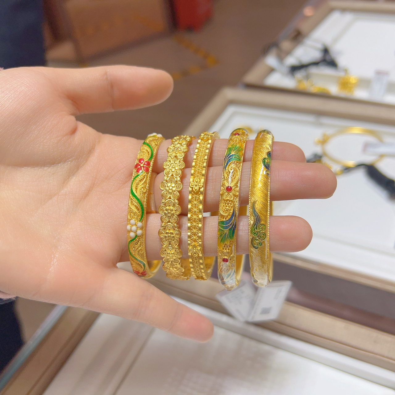 六福珠宝珐琅福满传家系列黄金手镯  拥有千百年来不变的手工技艺,代
