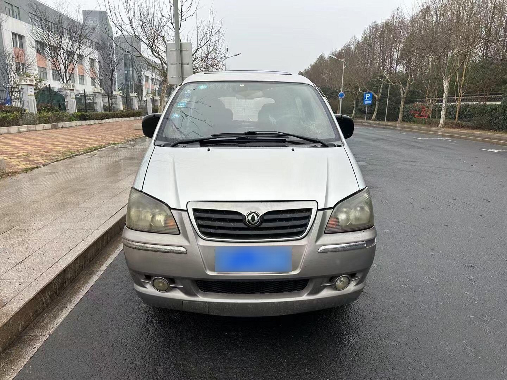 9万,大面包车 费用到4月,8800包提档过户