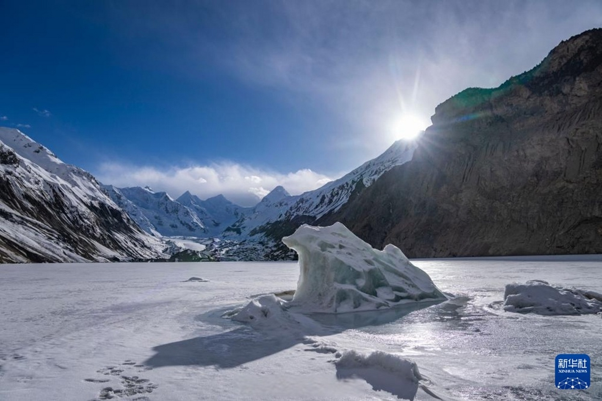 西藏昌都市边坝县位于念青唐古拉山脉南麓,由于海拔较高,这里雪山耸立
