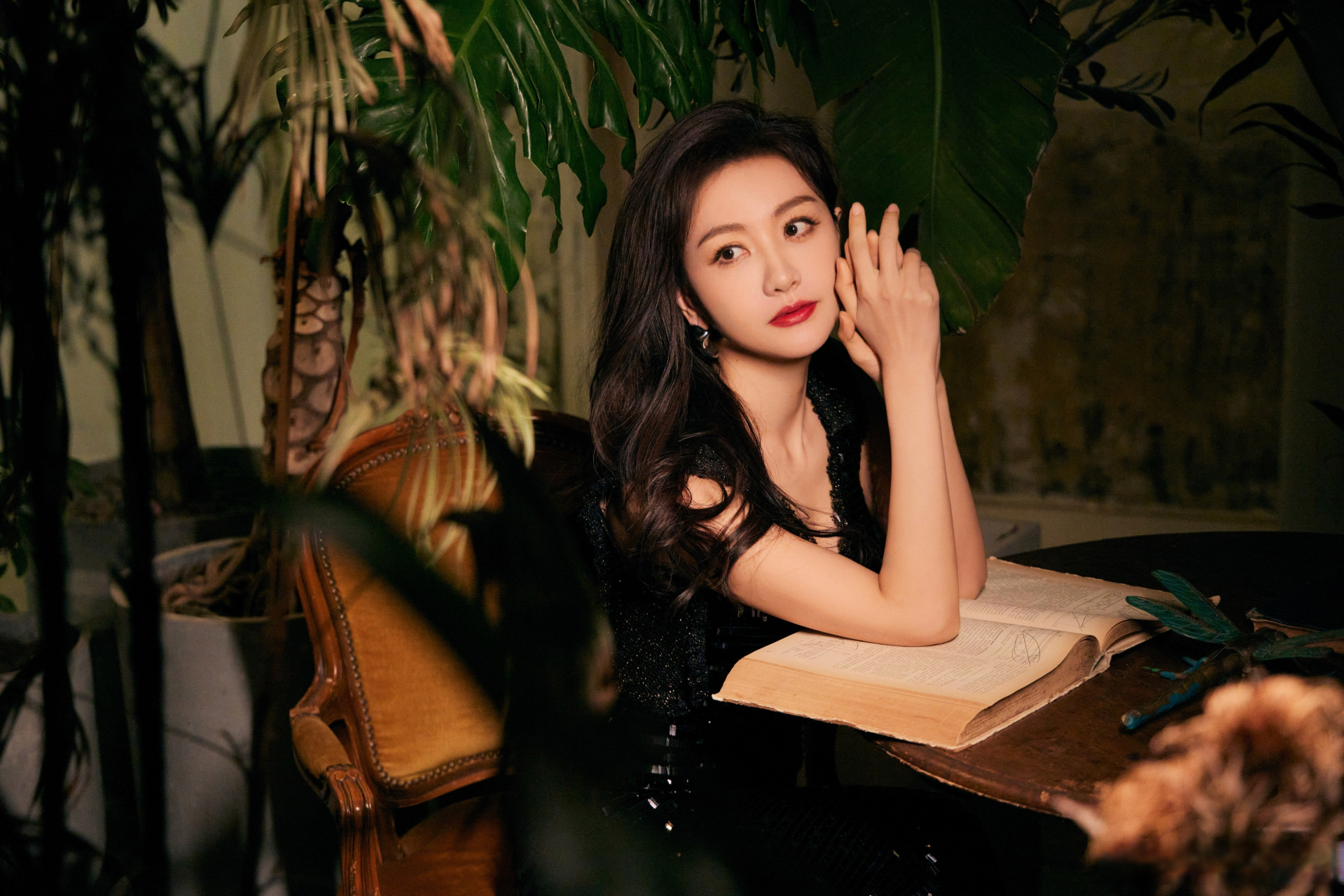 行之所往,万事顺遂.欢娱影视演员杨蓉 最新写真今日释出.