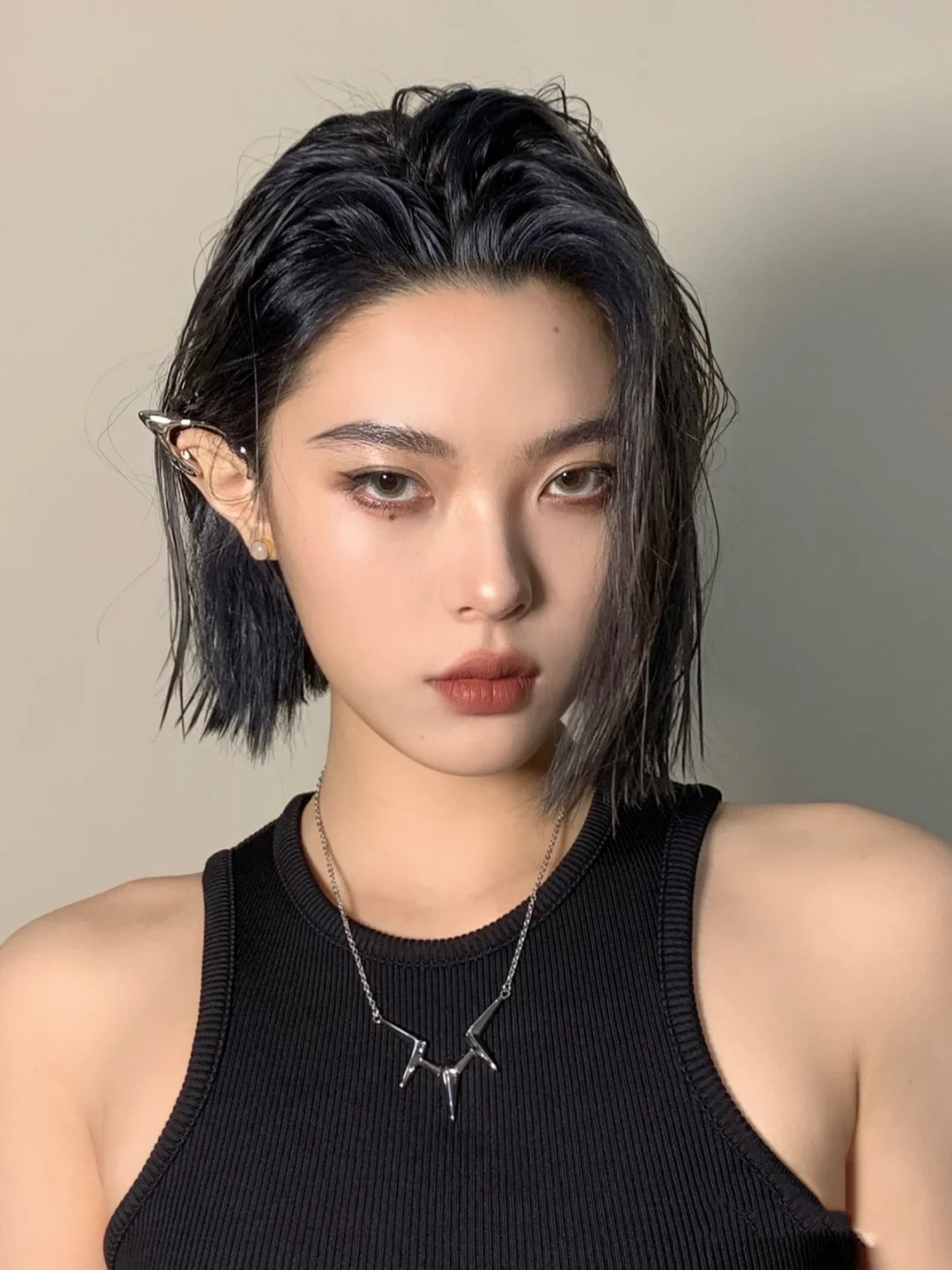 酷拽女生头像  画的这位小姐姐