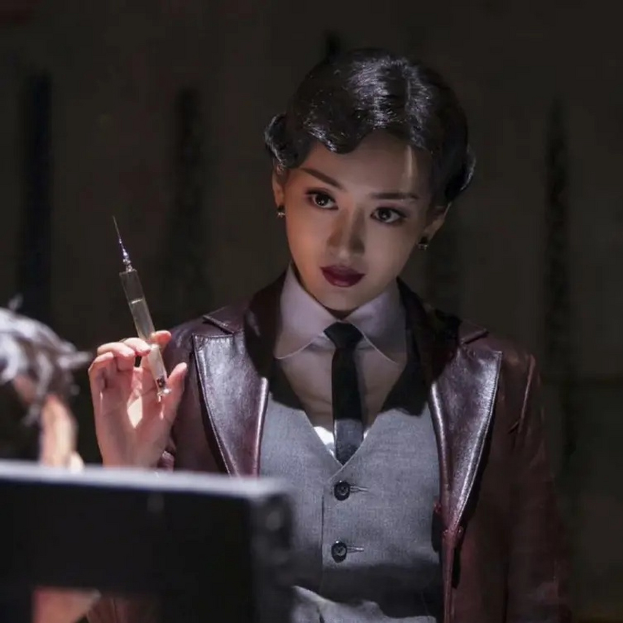 理论讨论一下,杨幂在《哈尔滨1944》的谍战女反派角色会超过王鸥饰演