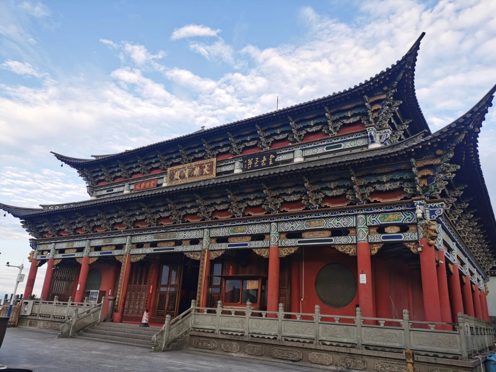 鸡足山在大理的宾川 离下关大概五六十公里?