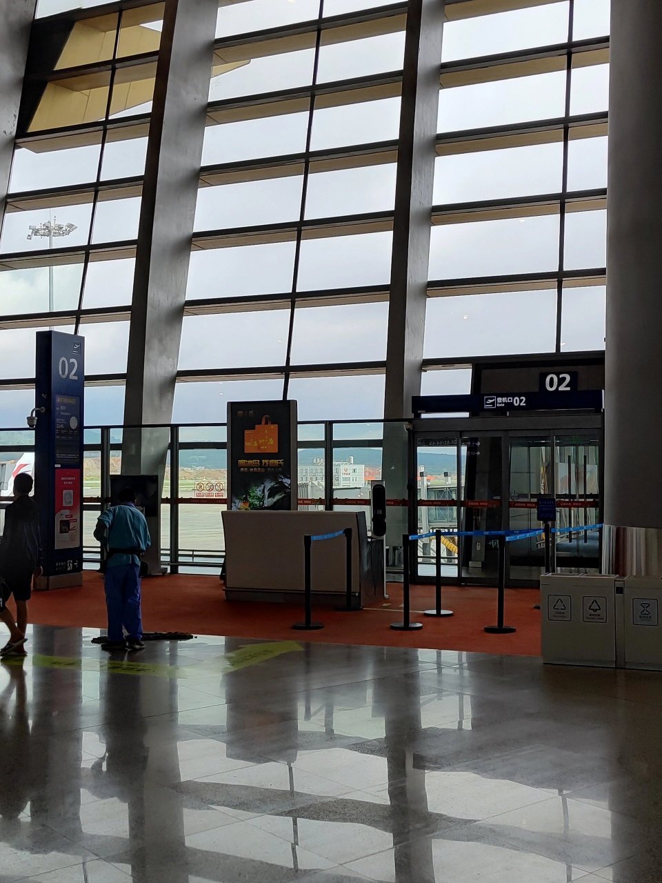 昆明长水机场吸烟室位置 昆明机场的吸烟室位于02号登机口对面,在吸烟