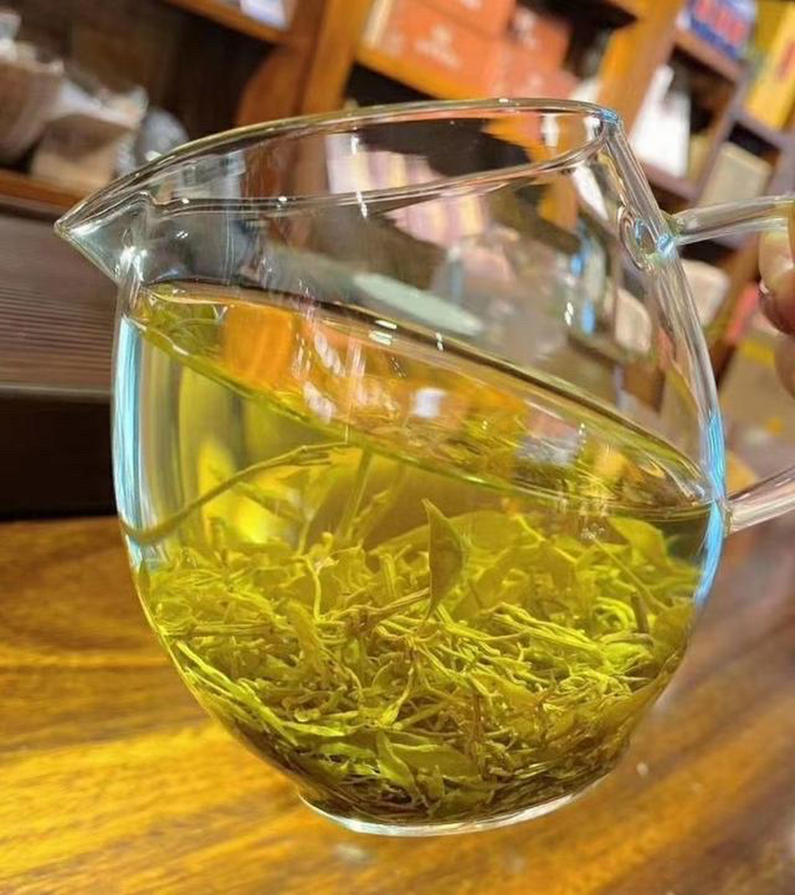 藤茶学名显齿蛇葡萄,属于葡萄科蛇葡萄属,是一种野生藤本植物.