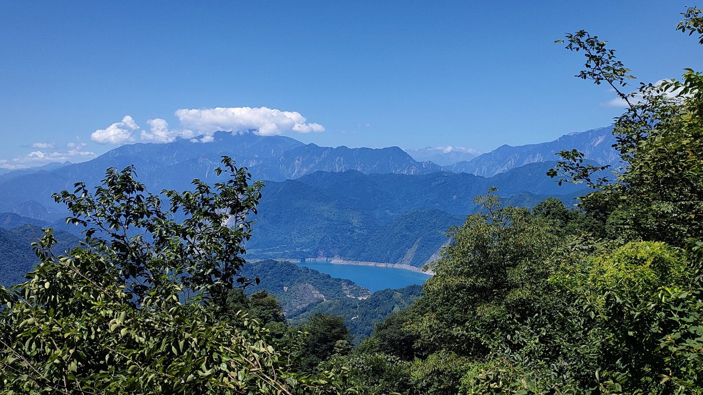 成都周边的小众爬山路线 92【概况】: 成都都江堰市的【灵岩山】是