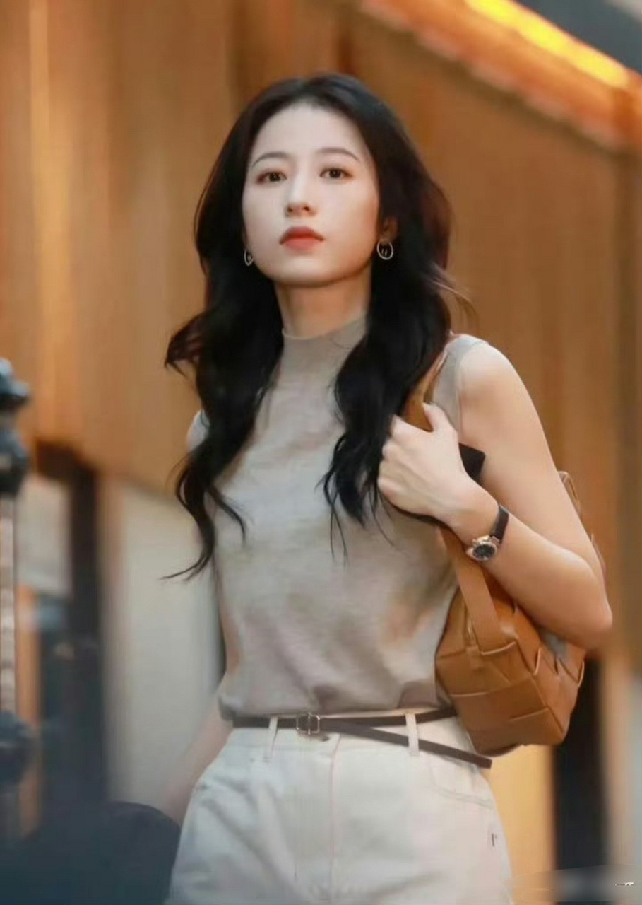 周雨彤好适合港式的都市丽人形象,干练又不失风情