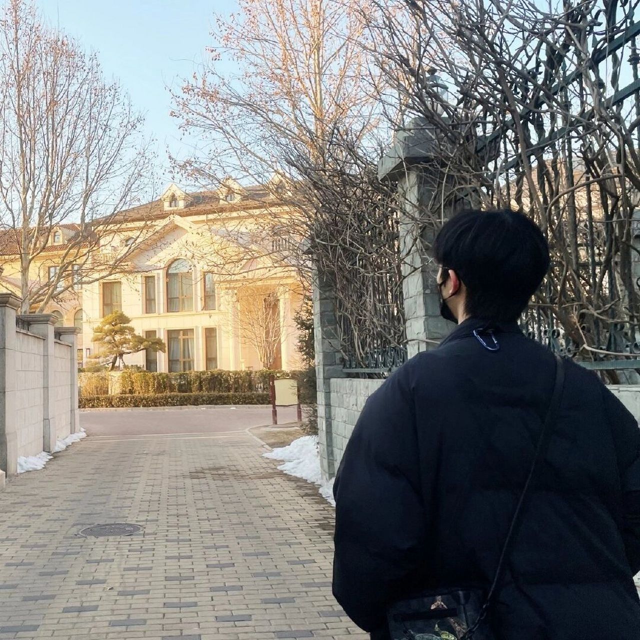 贺峻霖不明显头像 图源:贺峻霖wb 要图私,投稿