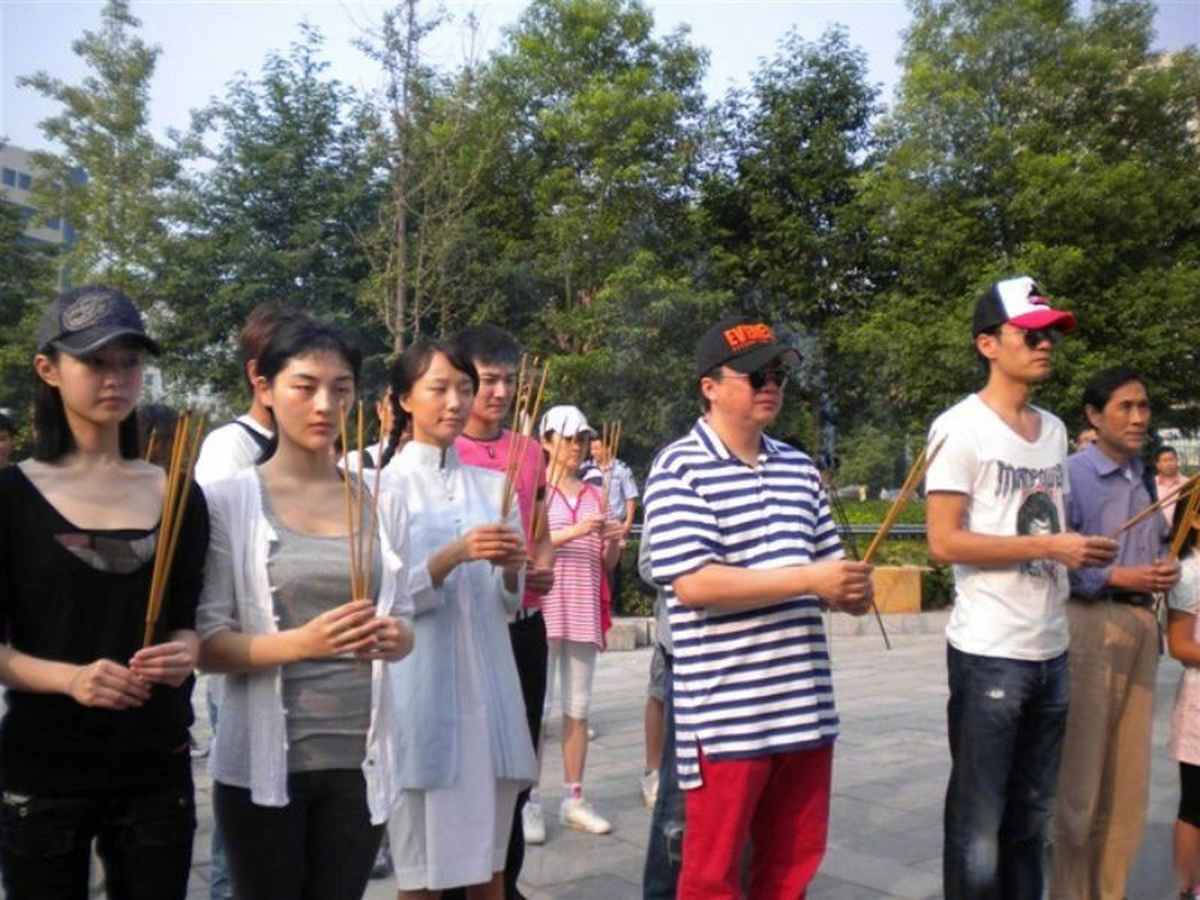 宋轶十几年前拍剧版《山楂树之恋》的照片,和现在一模一样,那时候更