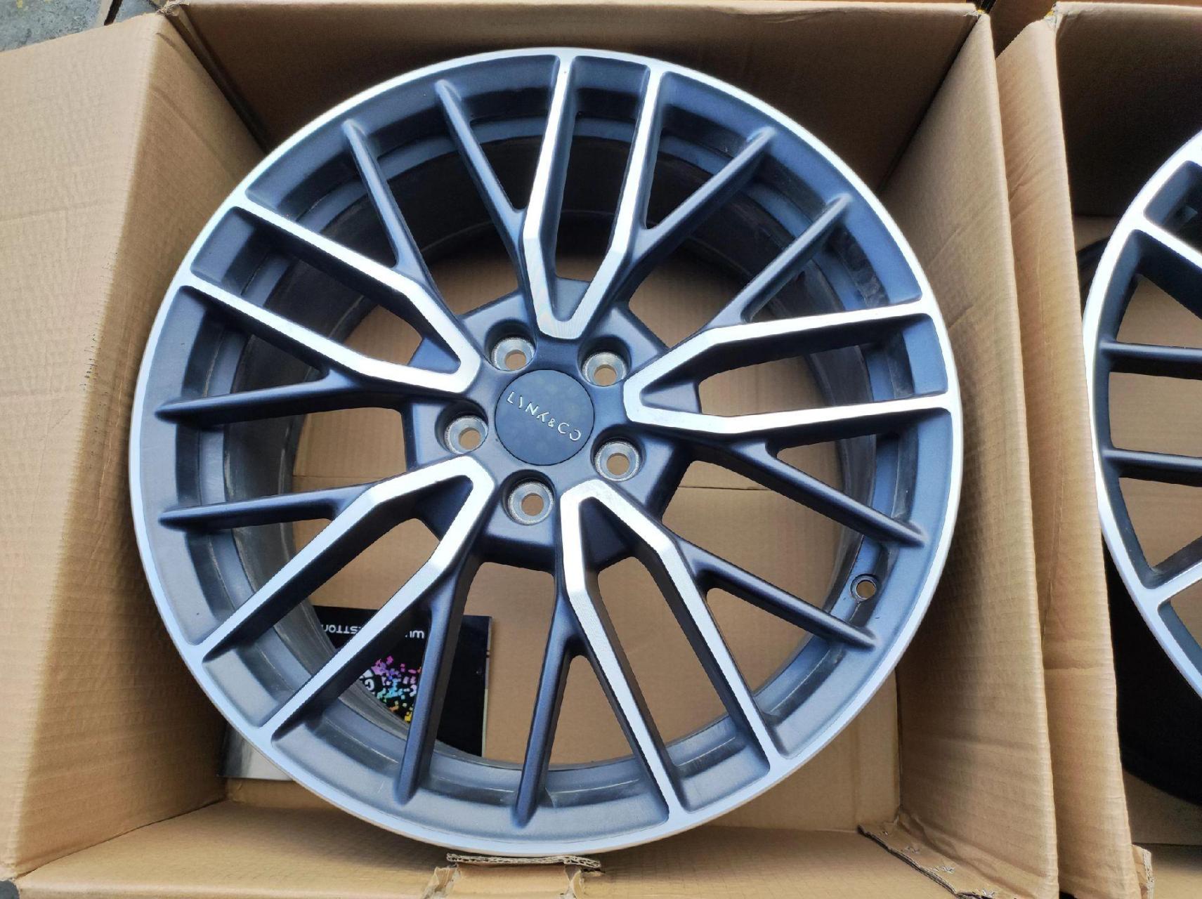 领克03 19寸原厂锻造轮毂, 一套拆下,成色新,品质好. 喜欢的来.