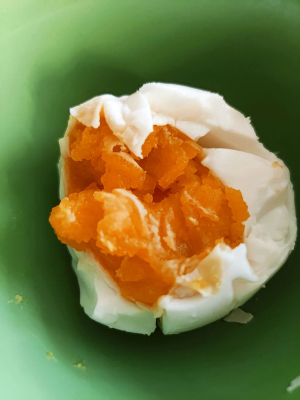 水煮咸鹅蛋 煮点咸鹅蛋,冷水下锅,水开继续煮15分钟,捞出后冷水浸泡更