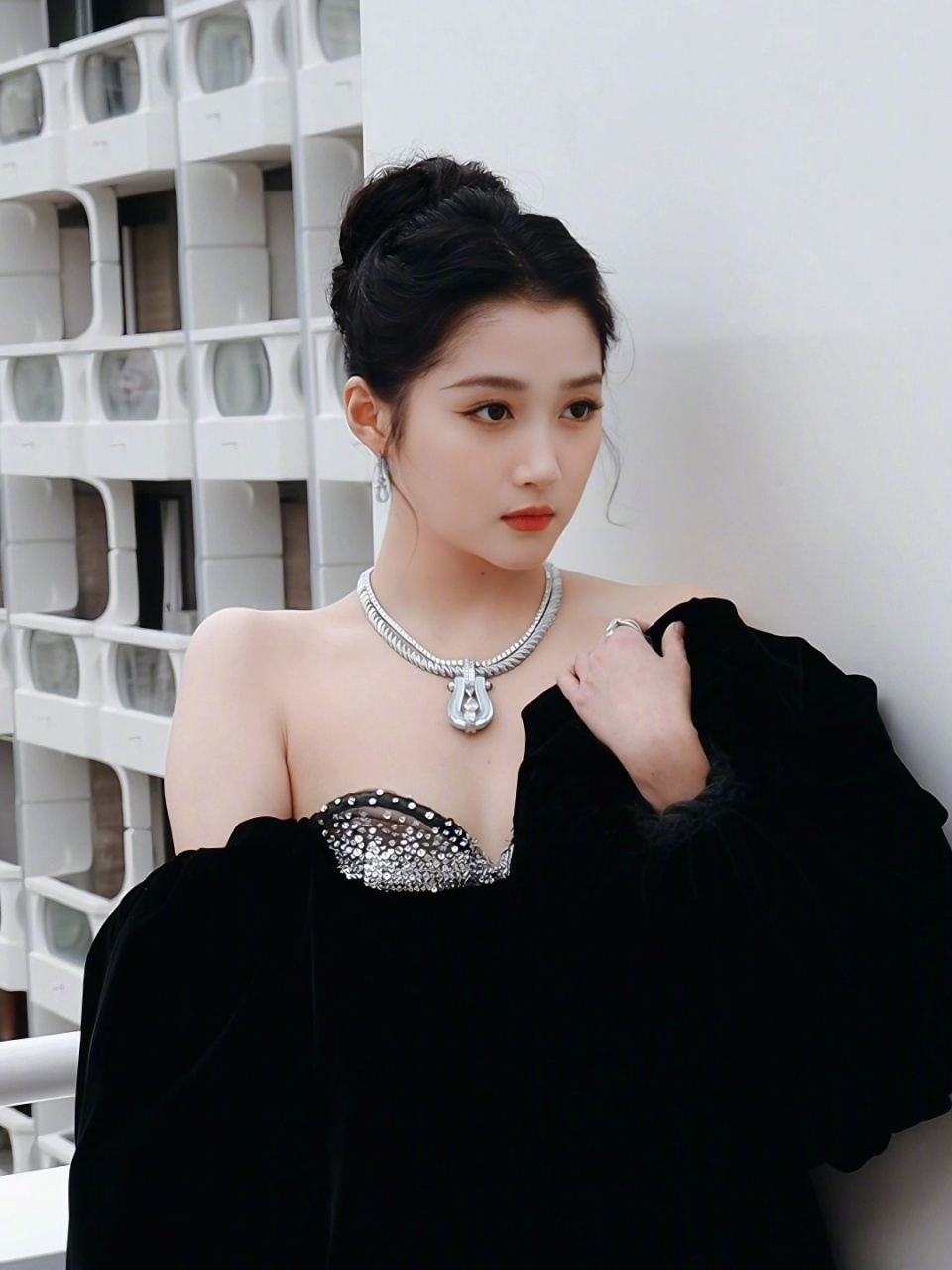 咪咕星鲜事##关晓彤黑天鹅高定# 明媚高贵的黑天鹅即视感06关晓 