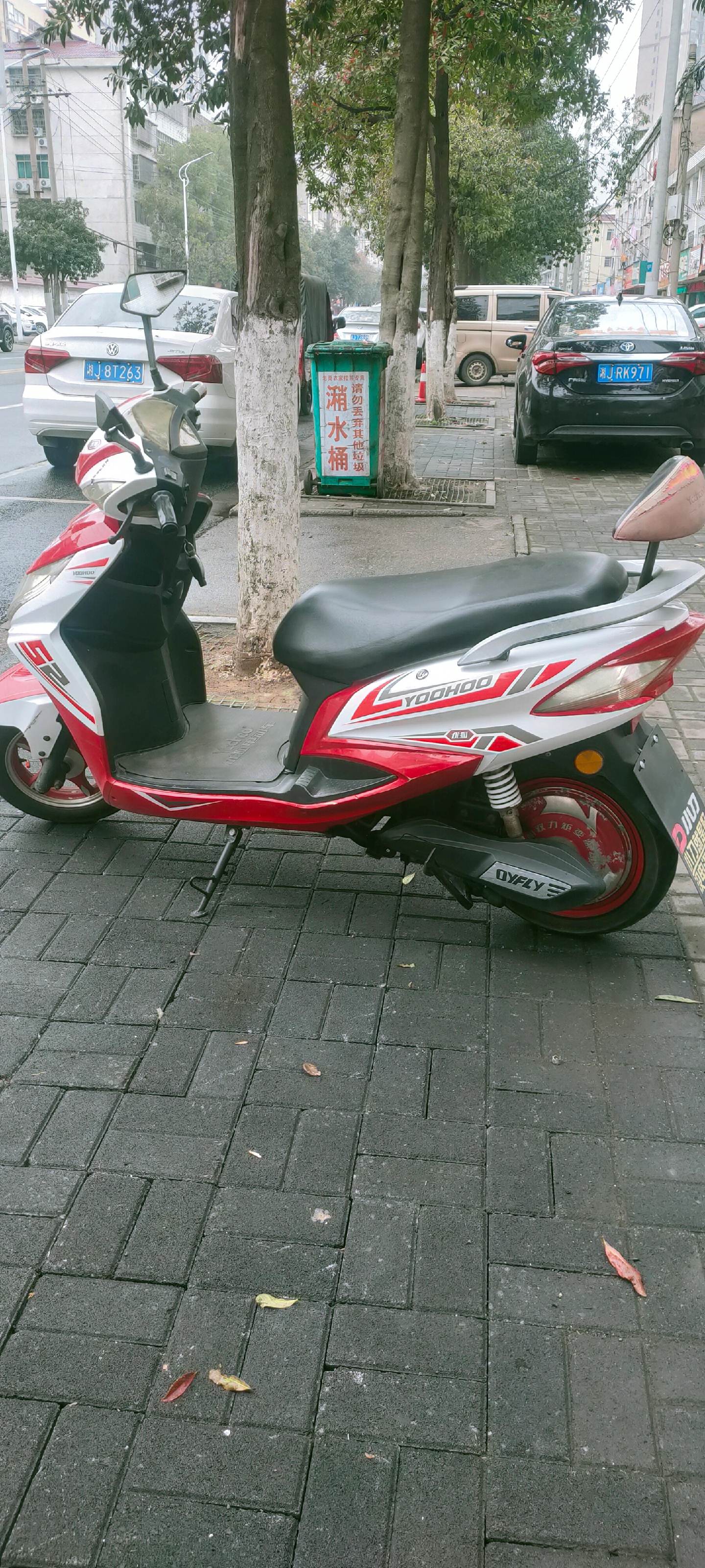 优狐电动车,5个大电池,电机启动安静有劲,车壳都是原装,车况可以保修