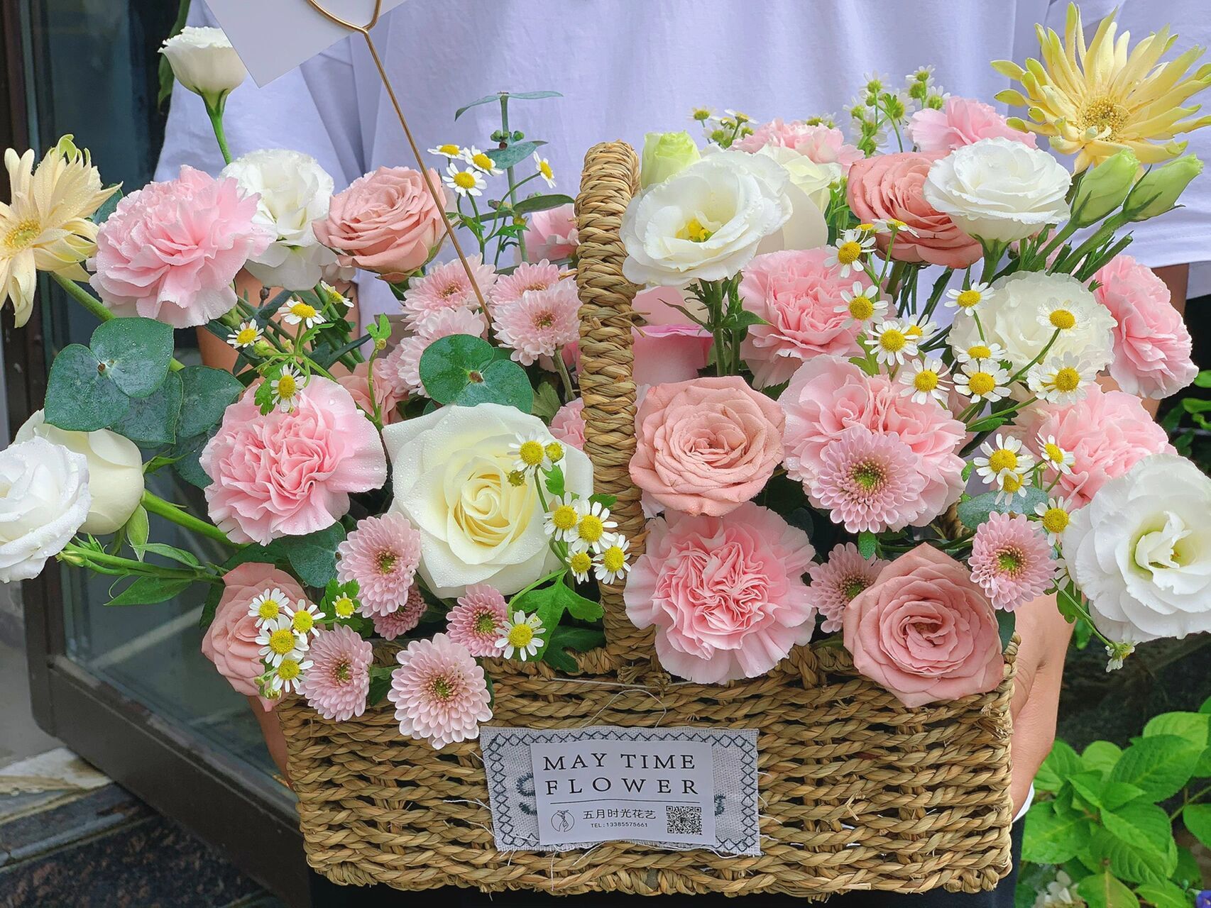 看病人花束|康乃馨手提花篮|毕节花店 看望病人首先手提花篮哈,方便