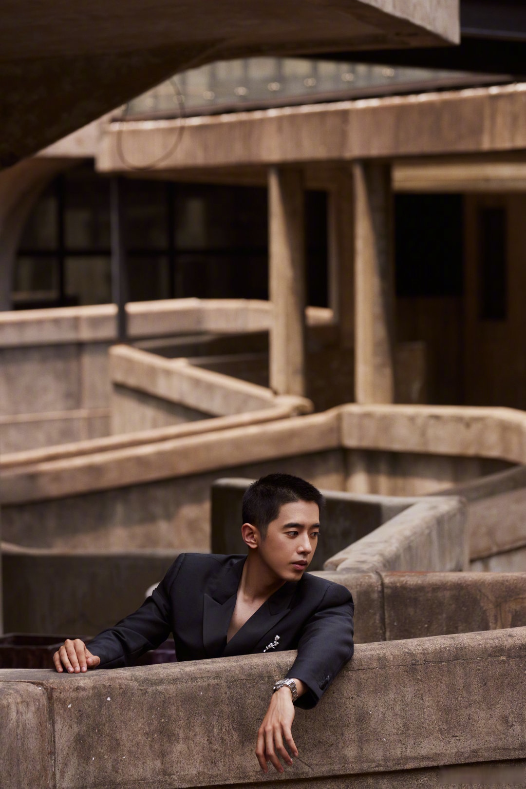 梁靖康 将跟随电影《盗火者》剧组亮相上海国际电影节开幕式,黑色西装